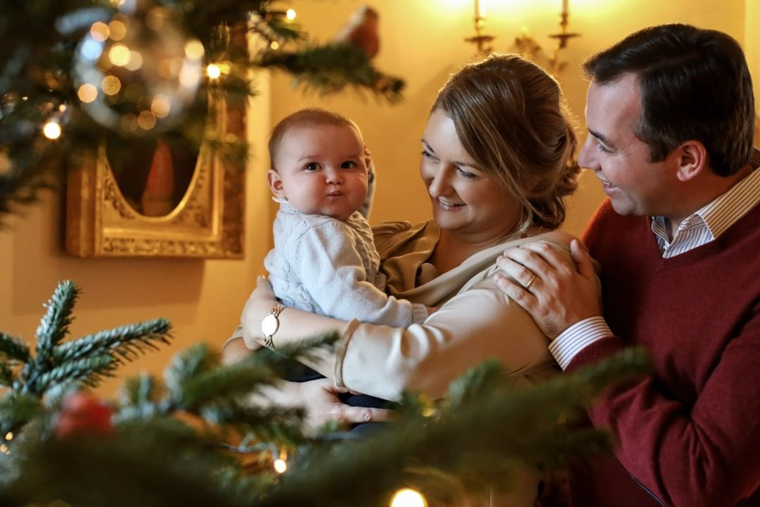 Guillaum_Stephanie_Charles_bij_kerstboom.jpg