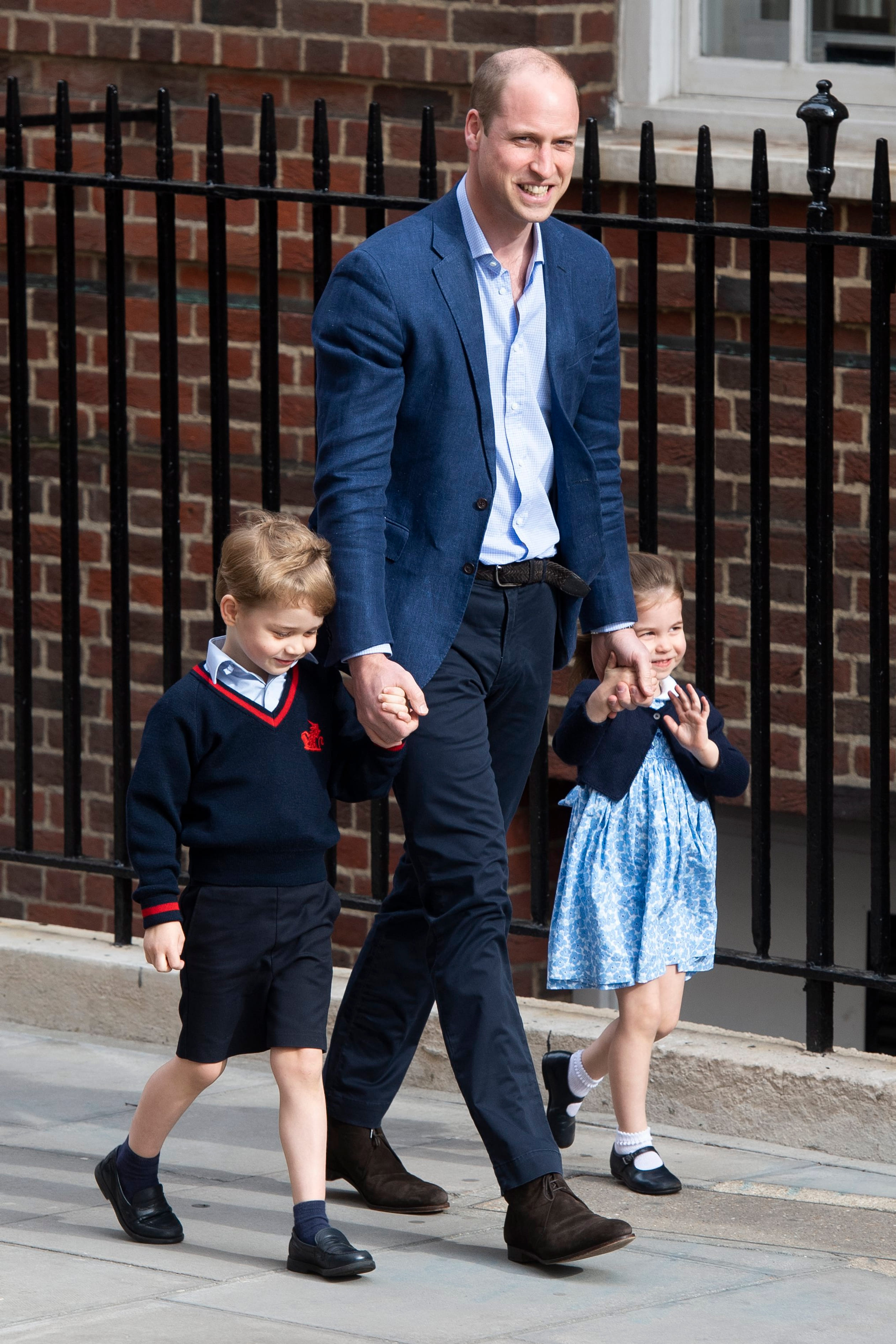 23 april 2018 - George en Charlotte bezoeken het ziekenhuis waar die ochtend hun broertje Louis is