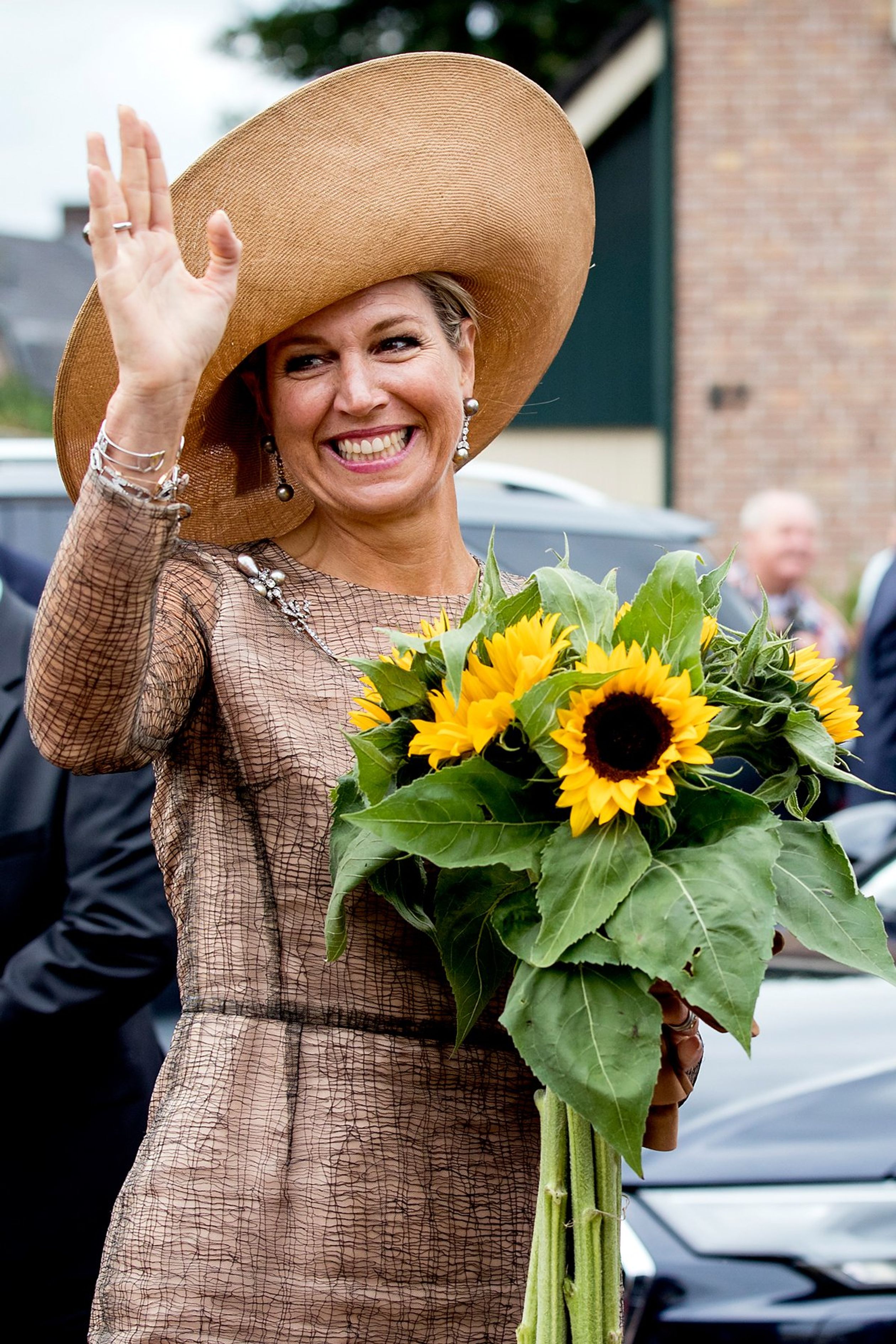 Maxima_met_zonnebloemen.jpg