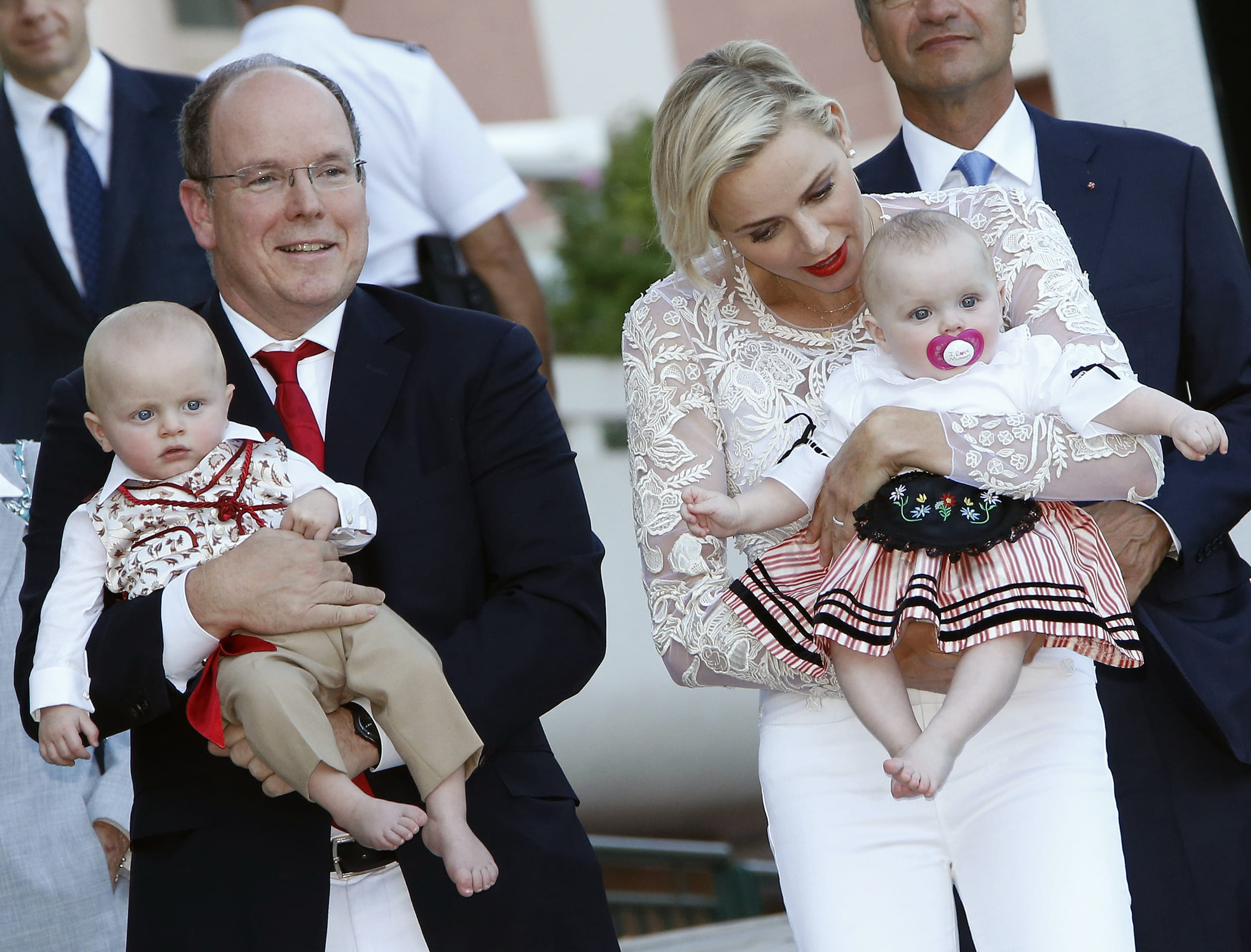 Albert en Charlène arriveren met de kleine royals om deel te nemen aan de traditionele picknick van
