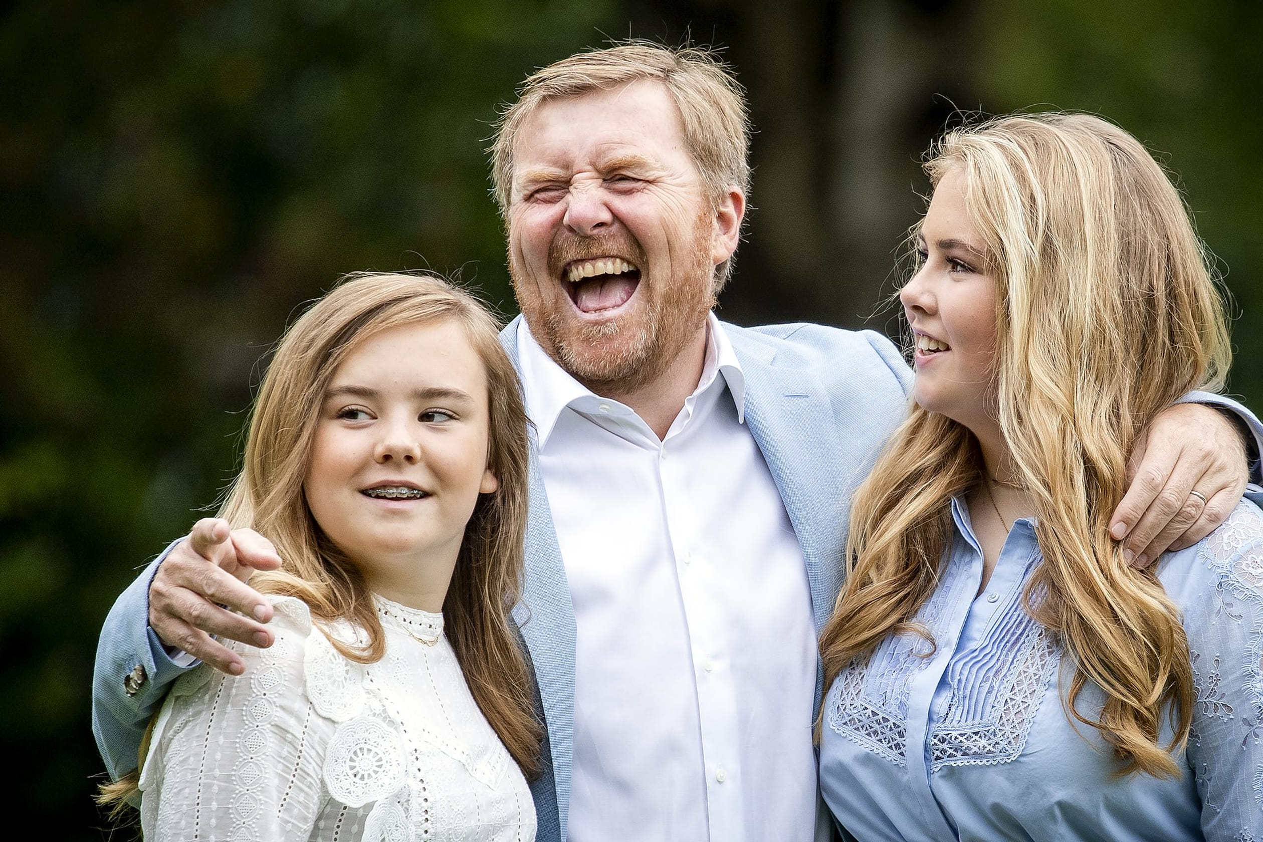 Afgelopen zomer werd deze foto van Willem-Alexander, Amalia en Ariane in de tuin van Paleis Huis ten