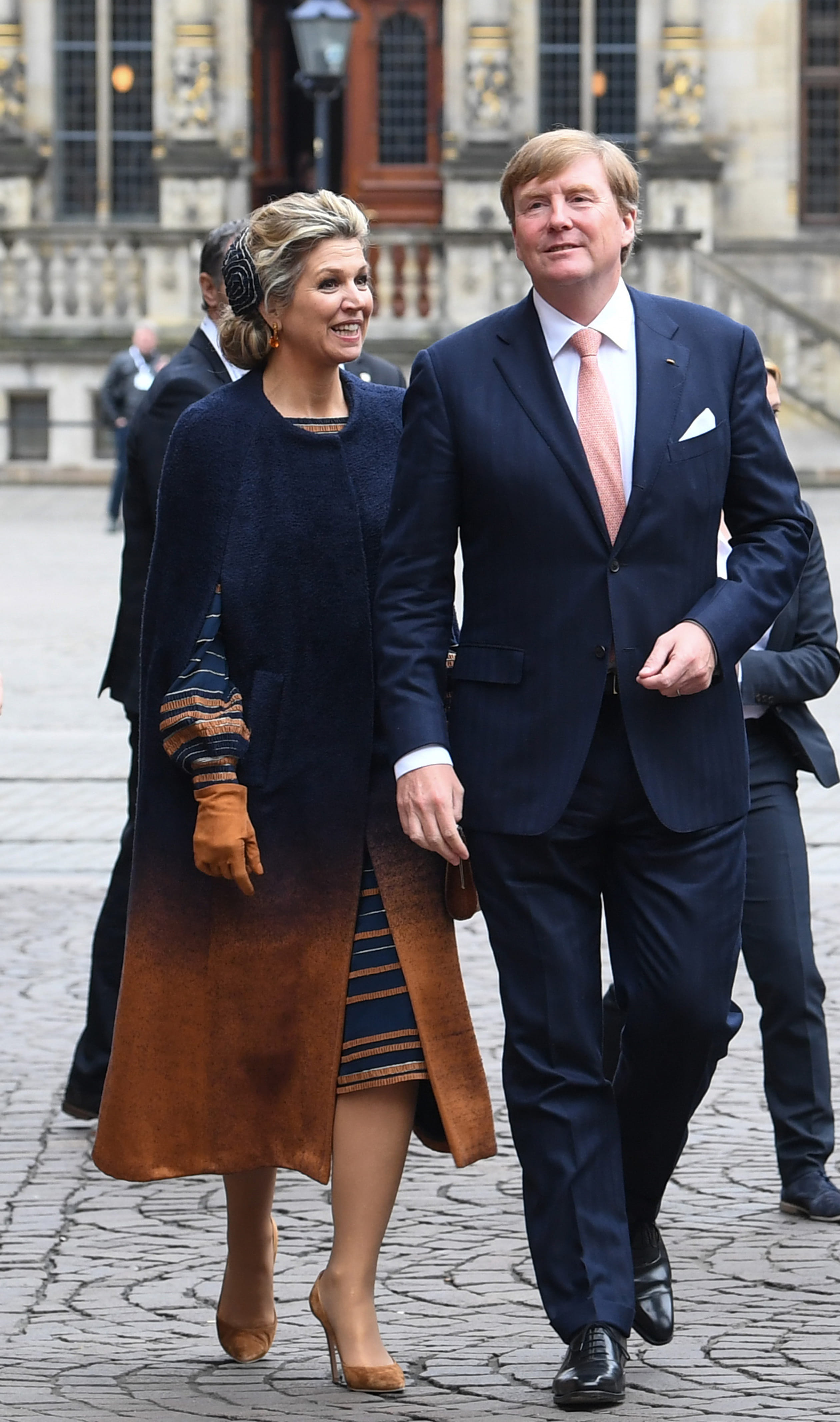 Koningin Máxima draagt tijdens het bezoek aan de Duitse deelstaat Bremen een ensemble van couturier