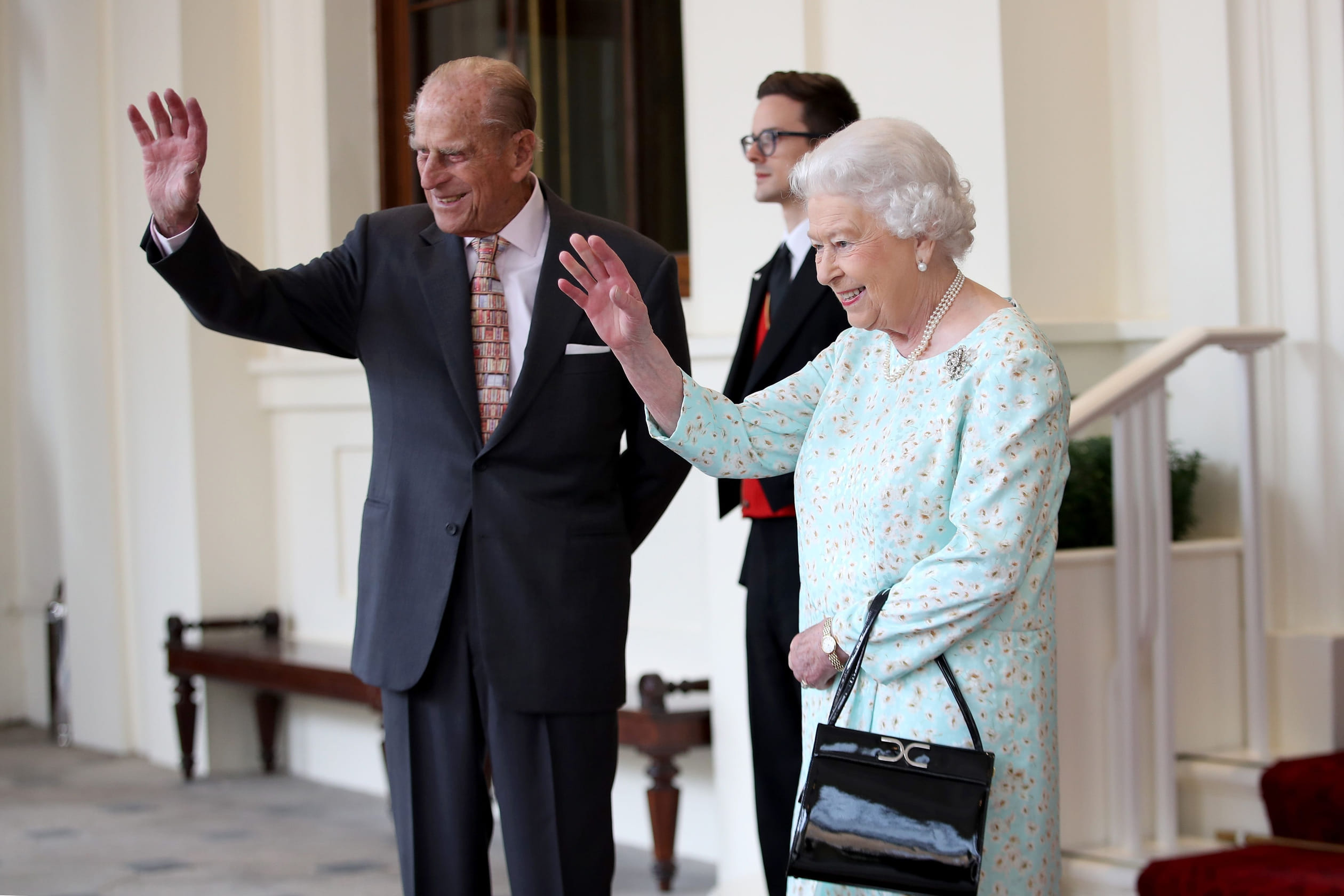 Een paar weken voor zijn 'pensionering' zwaait prins Philip het Spaanse koningspaar uit na hun