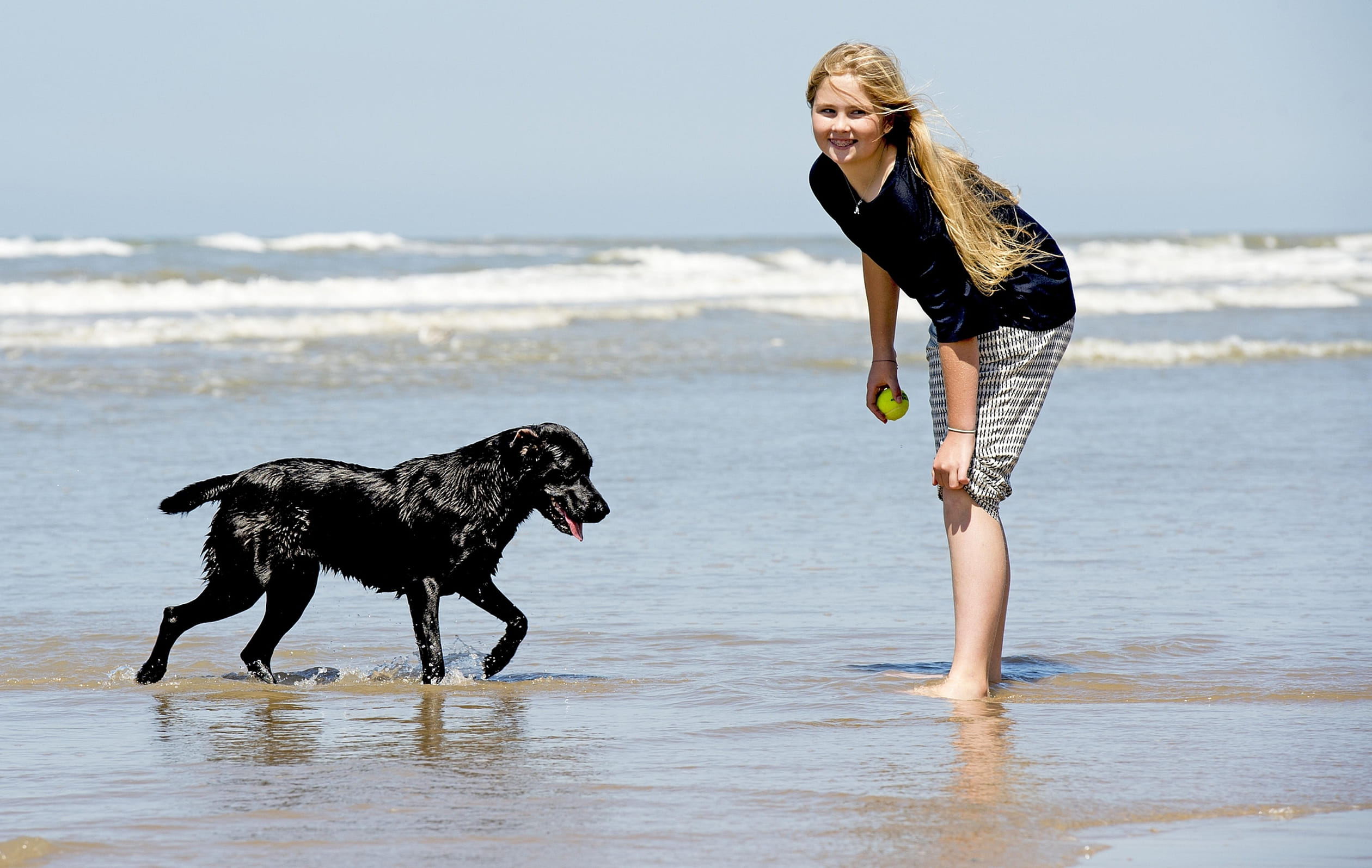 Even lekker dollen met labrador Nala op het strand van Wassenaar. Prinses Amalia maakt een feestje