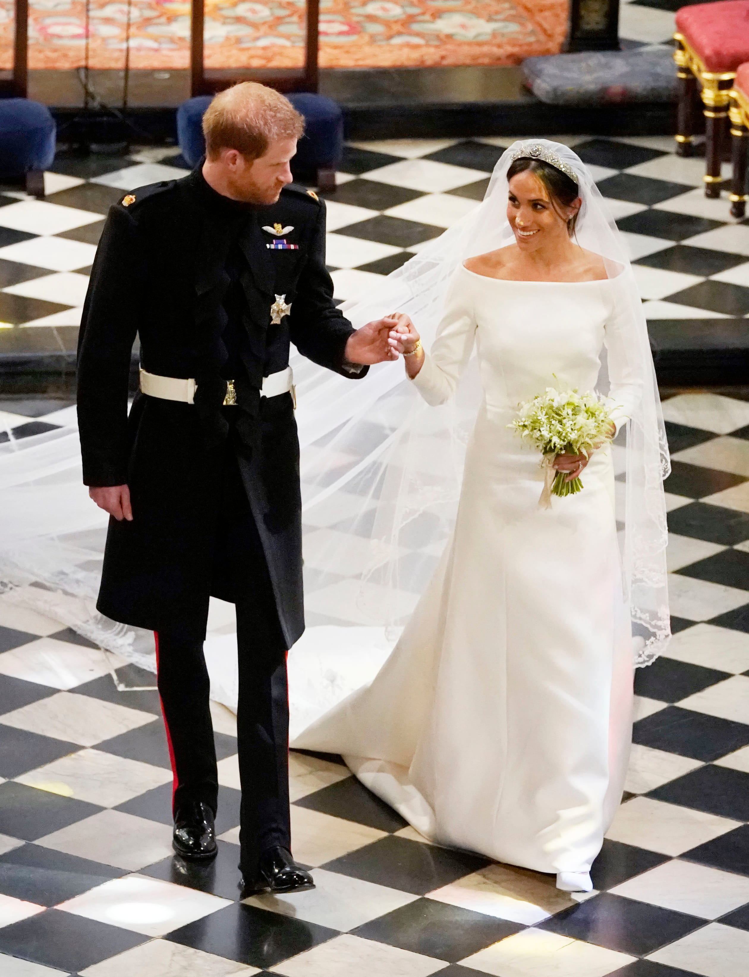 Harry_en_Meghan_lopen_kerk_uit.jpg