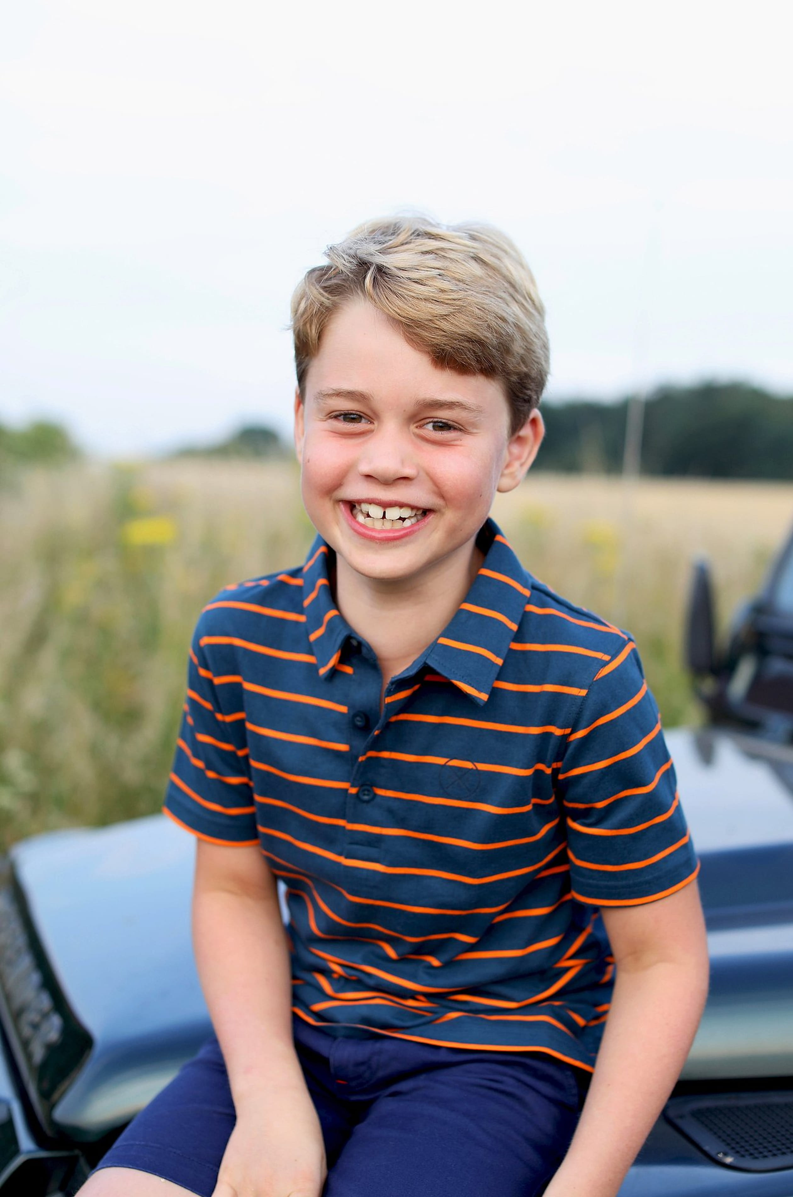 Om de verjaardag van prins George te vieren deelde het hof deze foto van de kleine man. Gemaakt door
