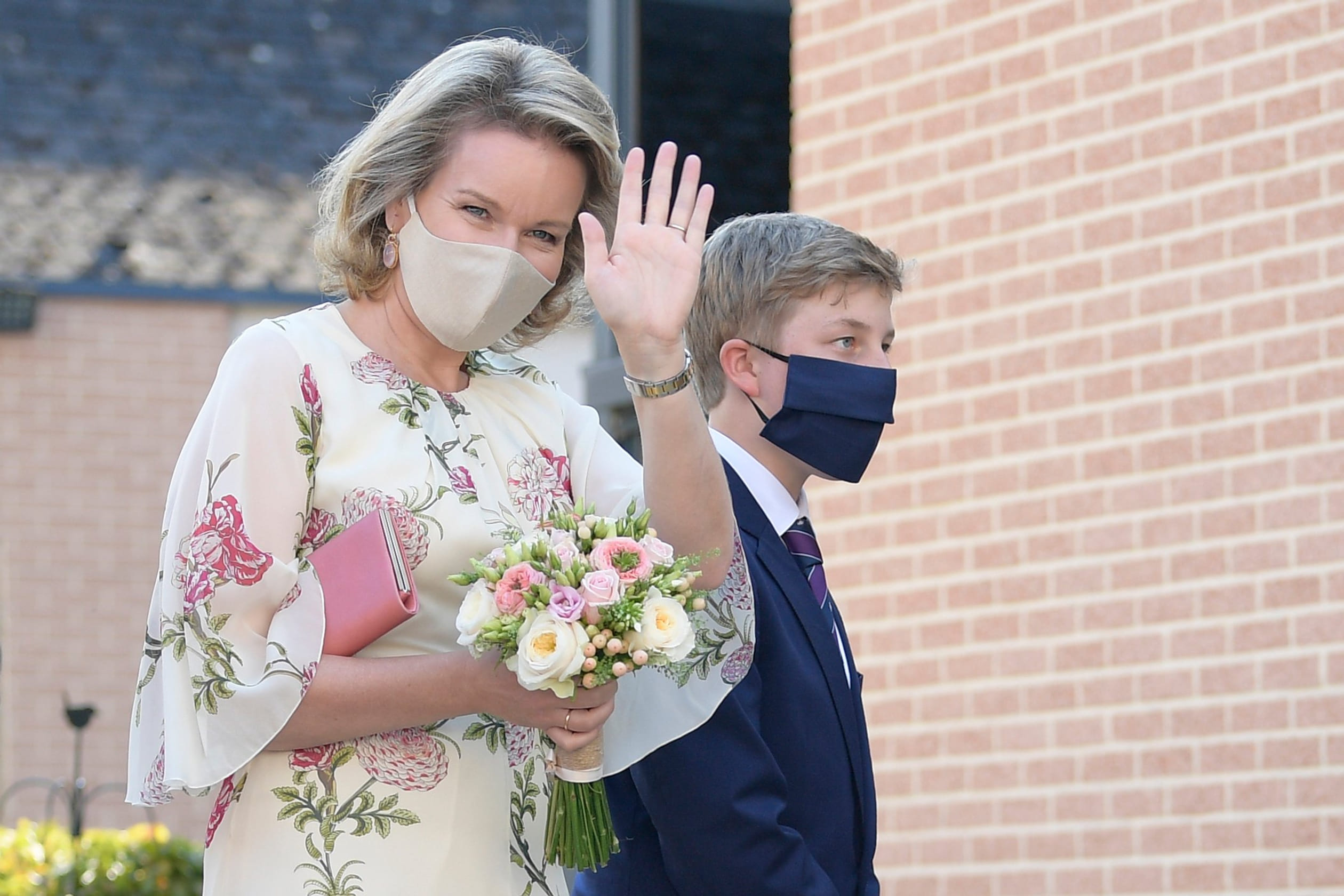 Koningin Mathilde komt aan voor een bezoek aan het woonzorgcentrum "Cecilia" in Alken, in het kader