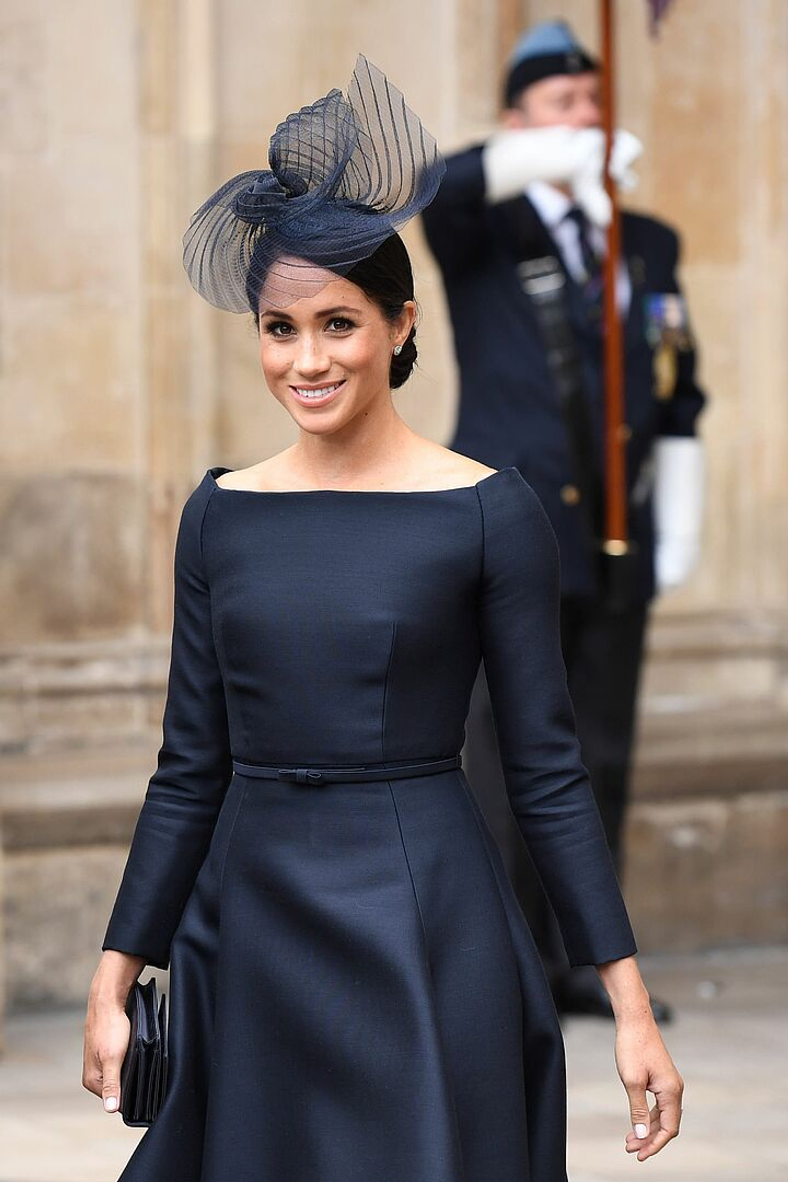 Tijdens de jubileumviering van de Britse Royal Air Force verschijnt Meghan in een zwarte japon van