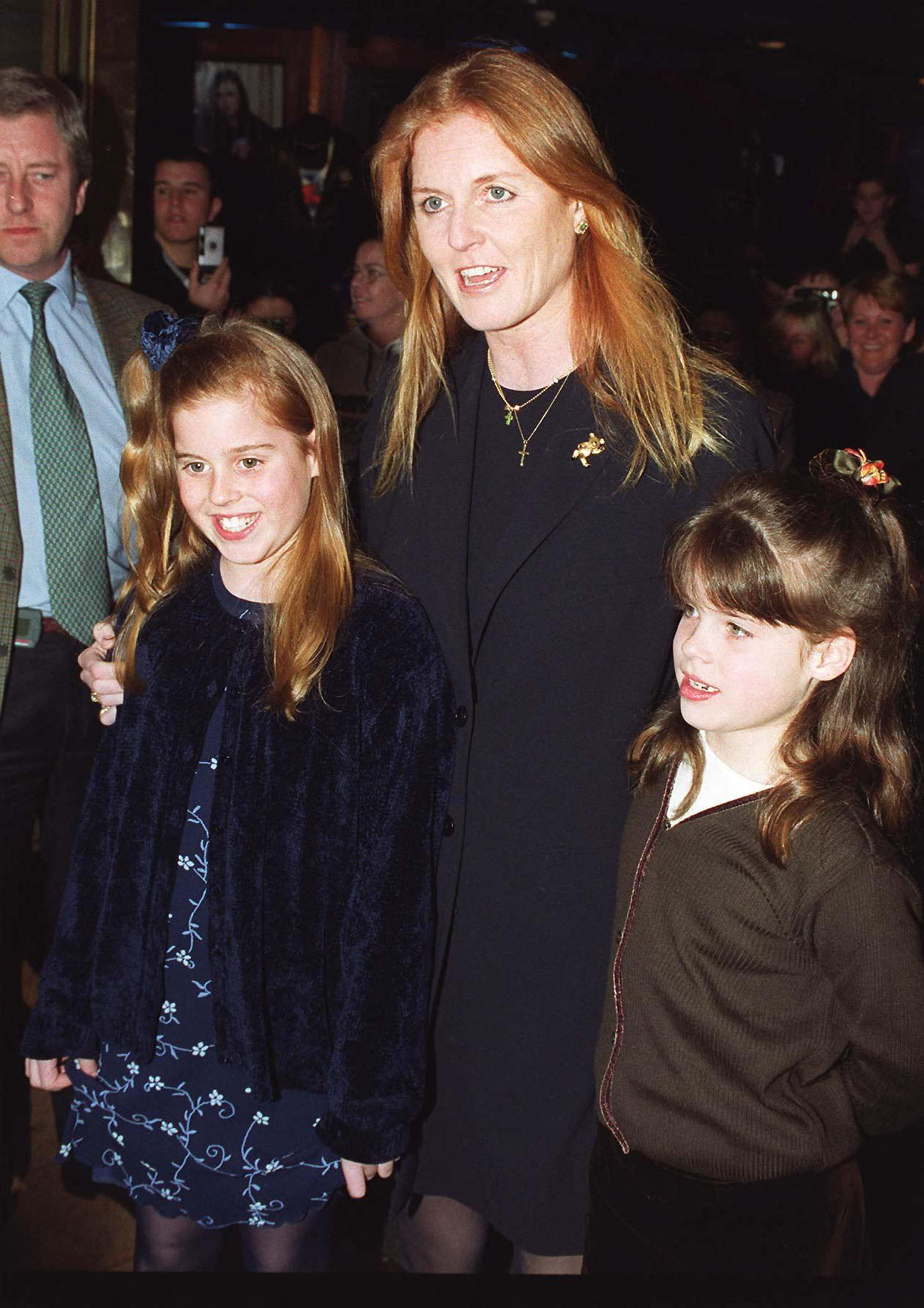 Eugenie samen met haar zus Beatrice en moeder Sarah op haar 9e verjaardagsfeestje.