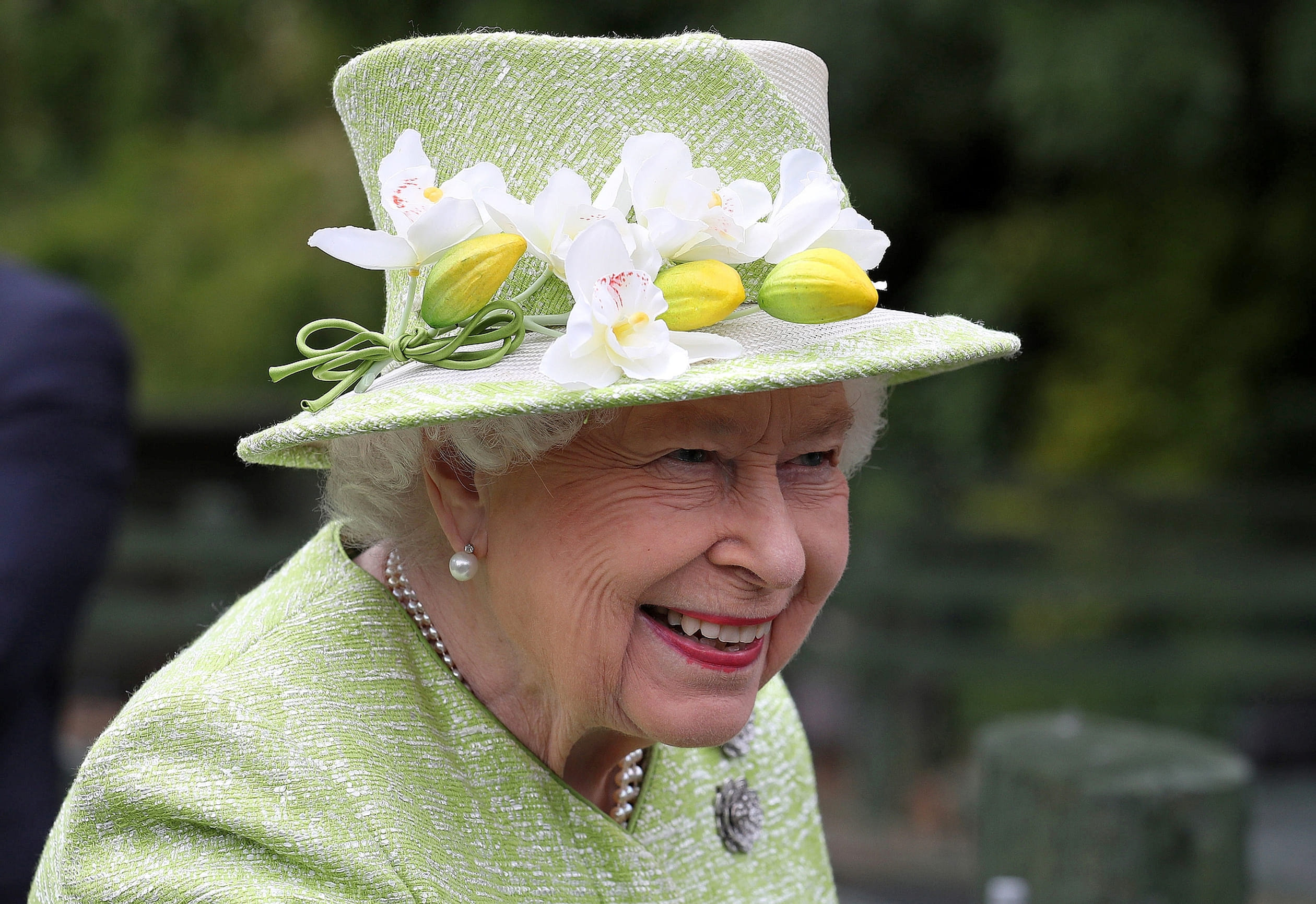 Koningin_Elizabeth_hoed_met_bloemen.jpg