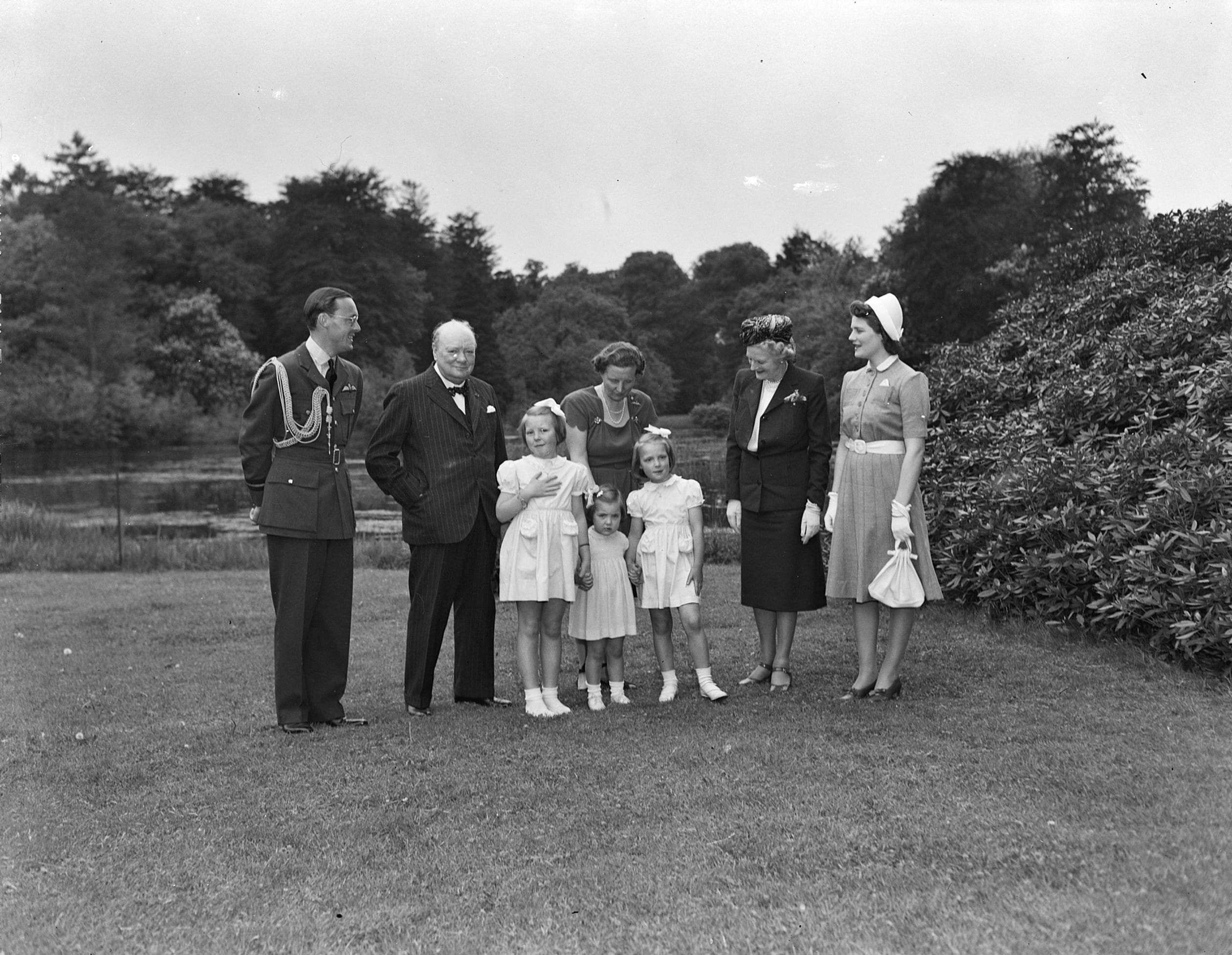 Hoog bezoek op Soestdijk! Winston Churchill poseert met onder anderen prinses Juliana en prins