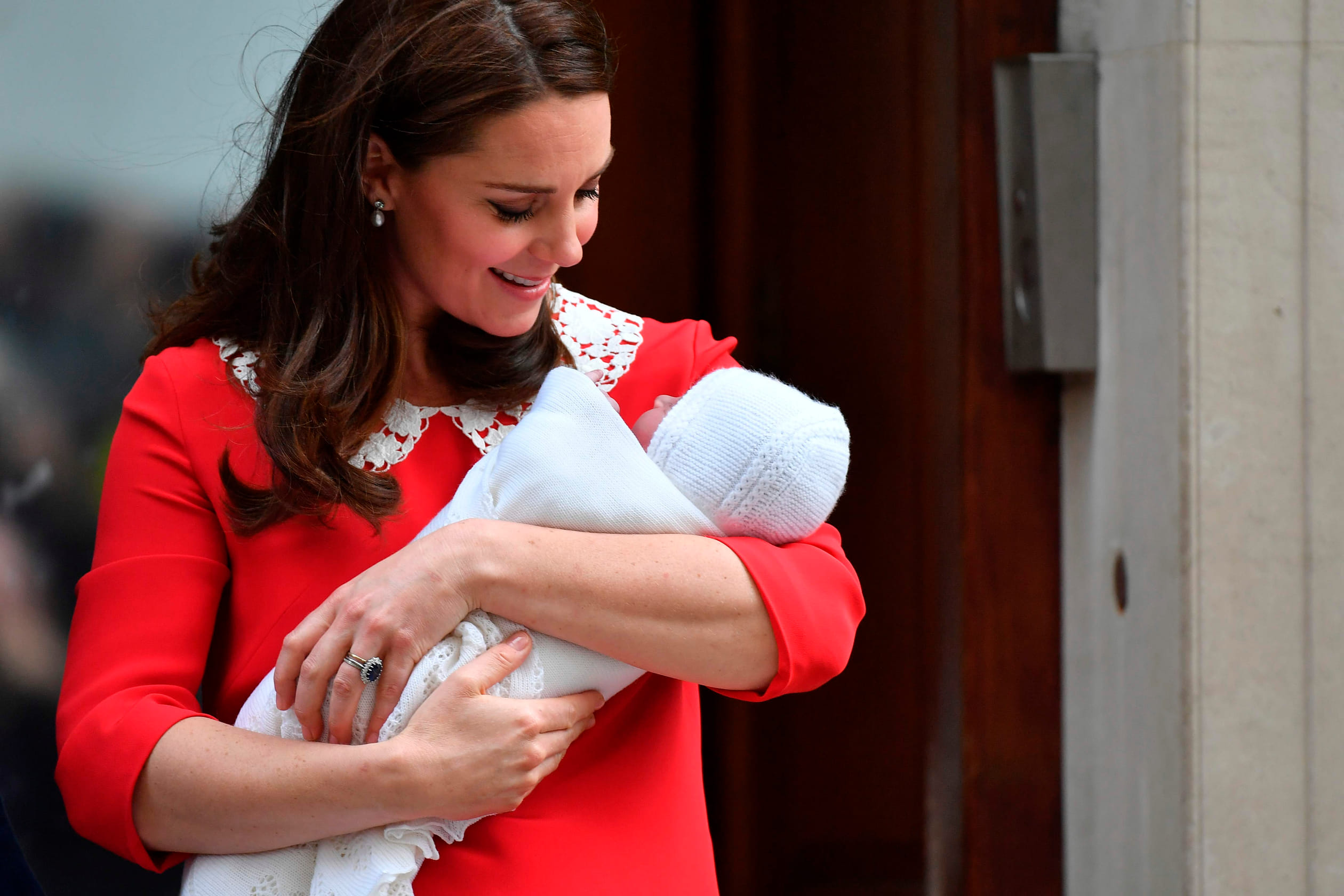 Net bevallen en direct naar buiten. Een aantal uur na de bevalling showen trotse ouders William en
