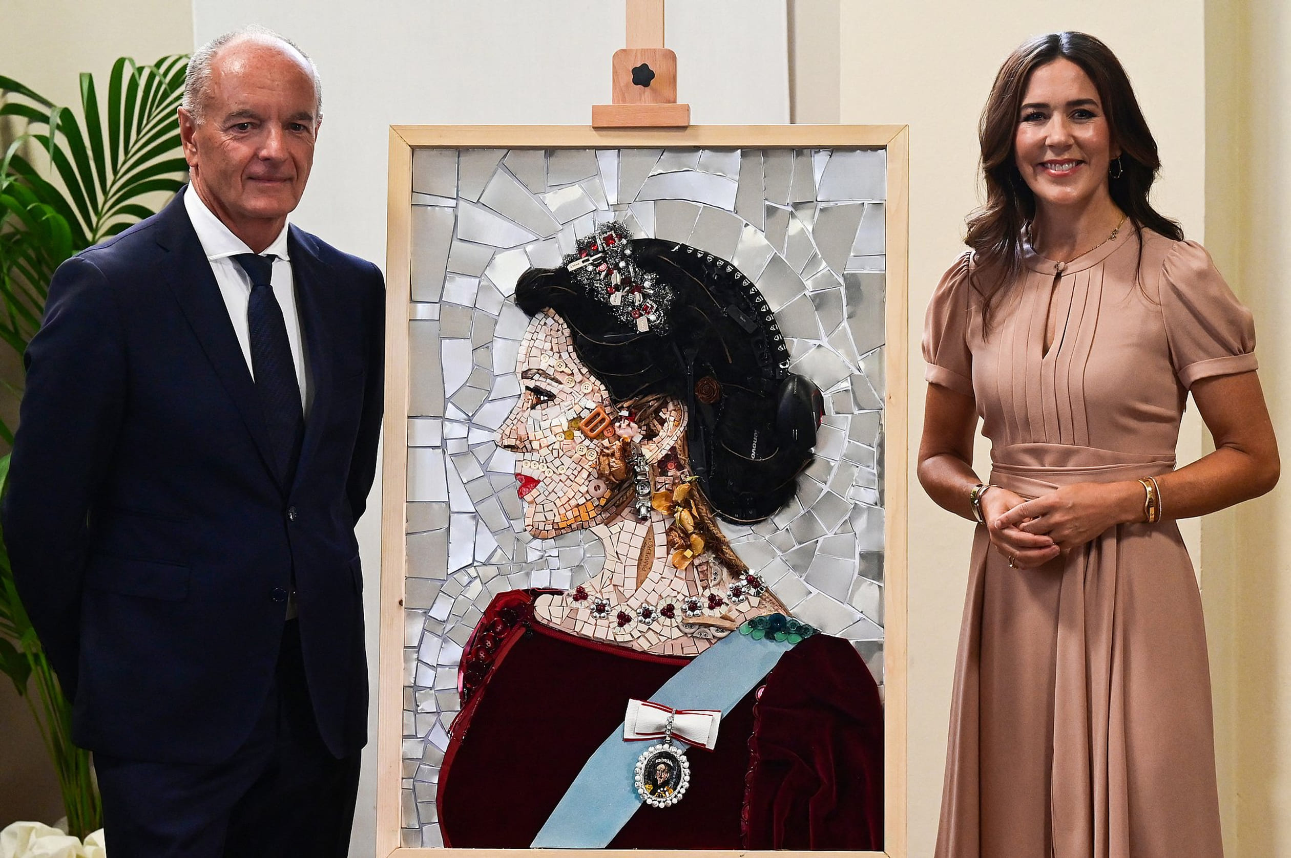 Prinses Mary bij een portret dat volledig is gemaakt van afval.