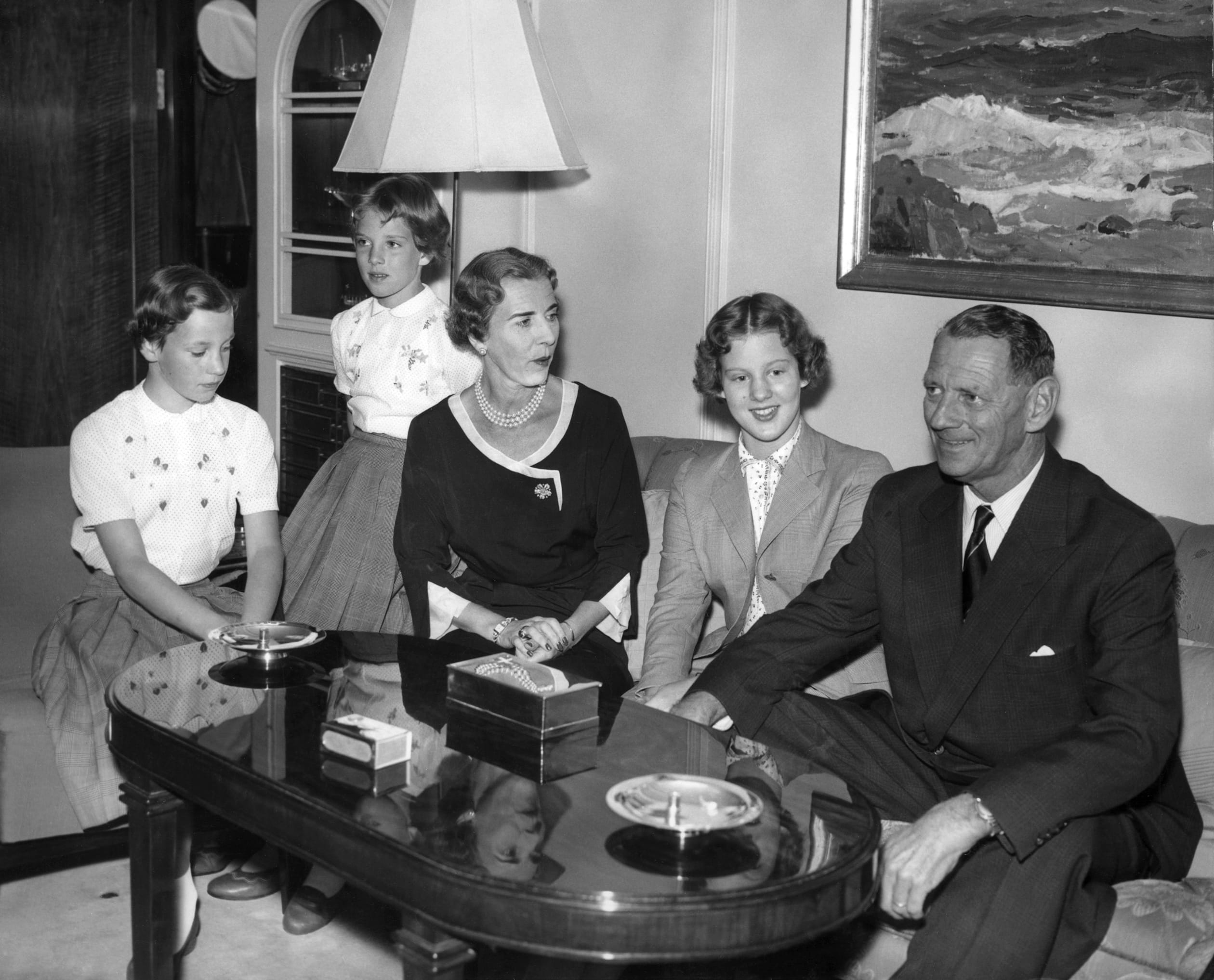 Koning Frederik en koningin Ingrid met hun drie dochters: (v.l.n.r.) prinses Benedikte, prinses