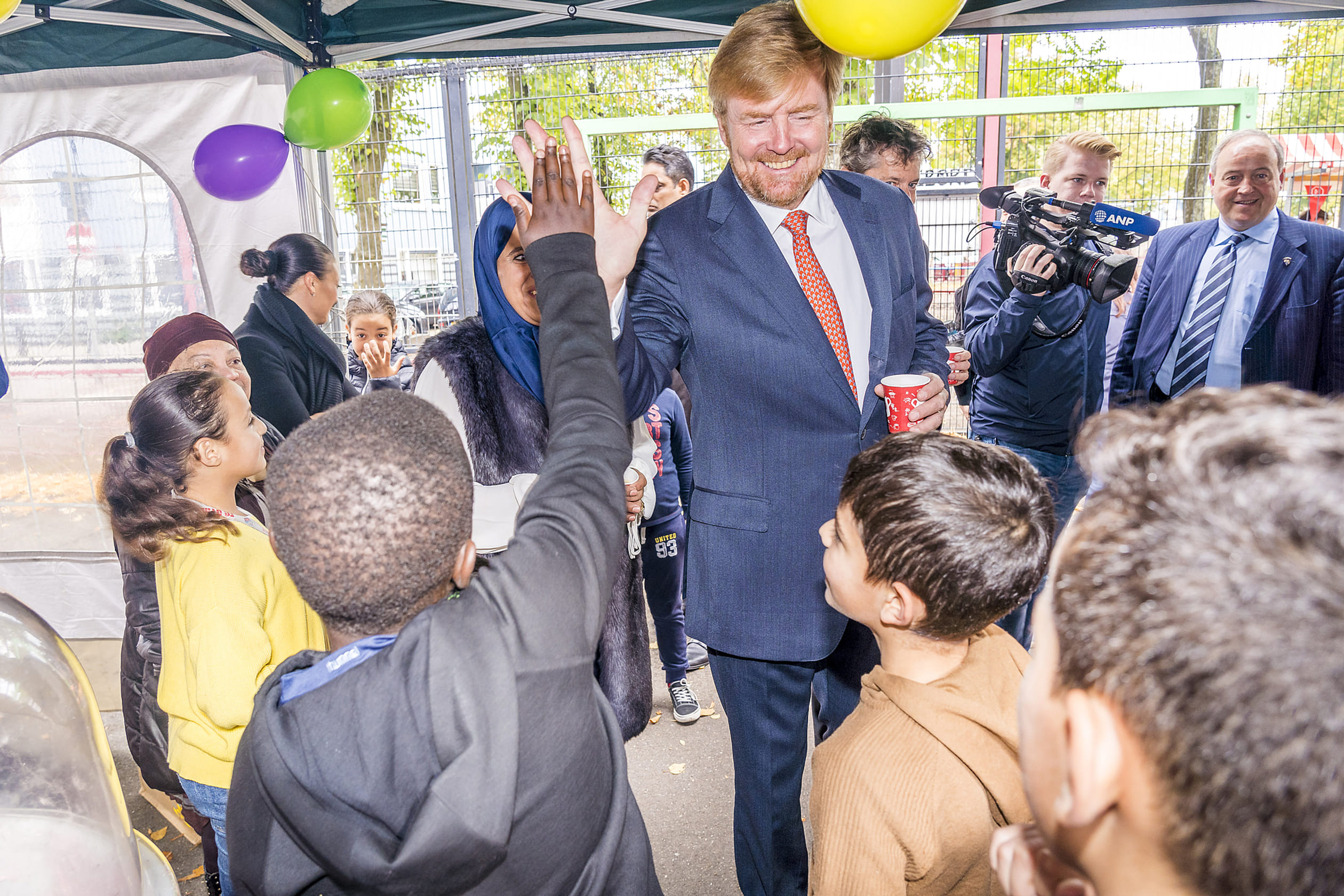 Een koninklijke high vife tijdens Burendag in Utrecht.
