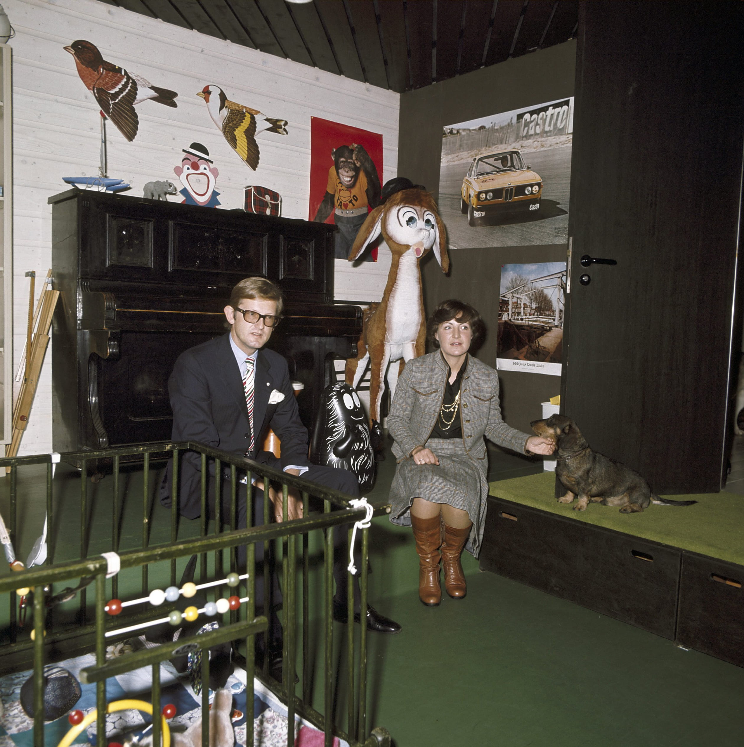 Prinses Margriet en Pieter van Vollenhoven in de kinderkamer van hun nieuwe woning, Huis Het Loo .