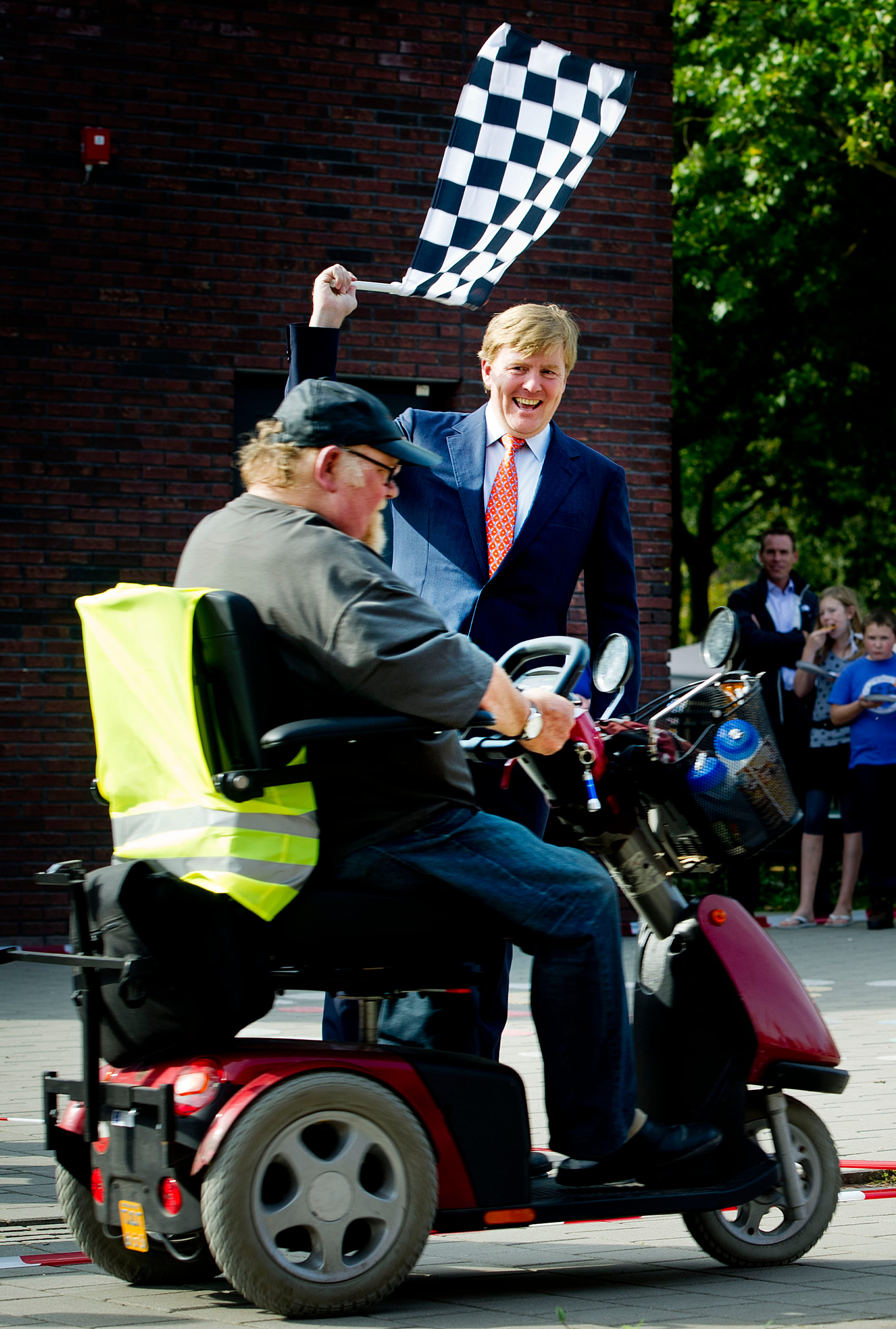 En die dag had ook een scootmobielrace in petto! Prins Willem-Alexander heeft de eer om met de