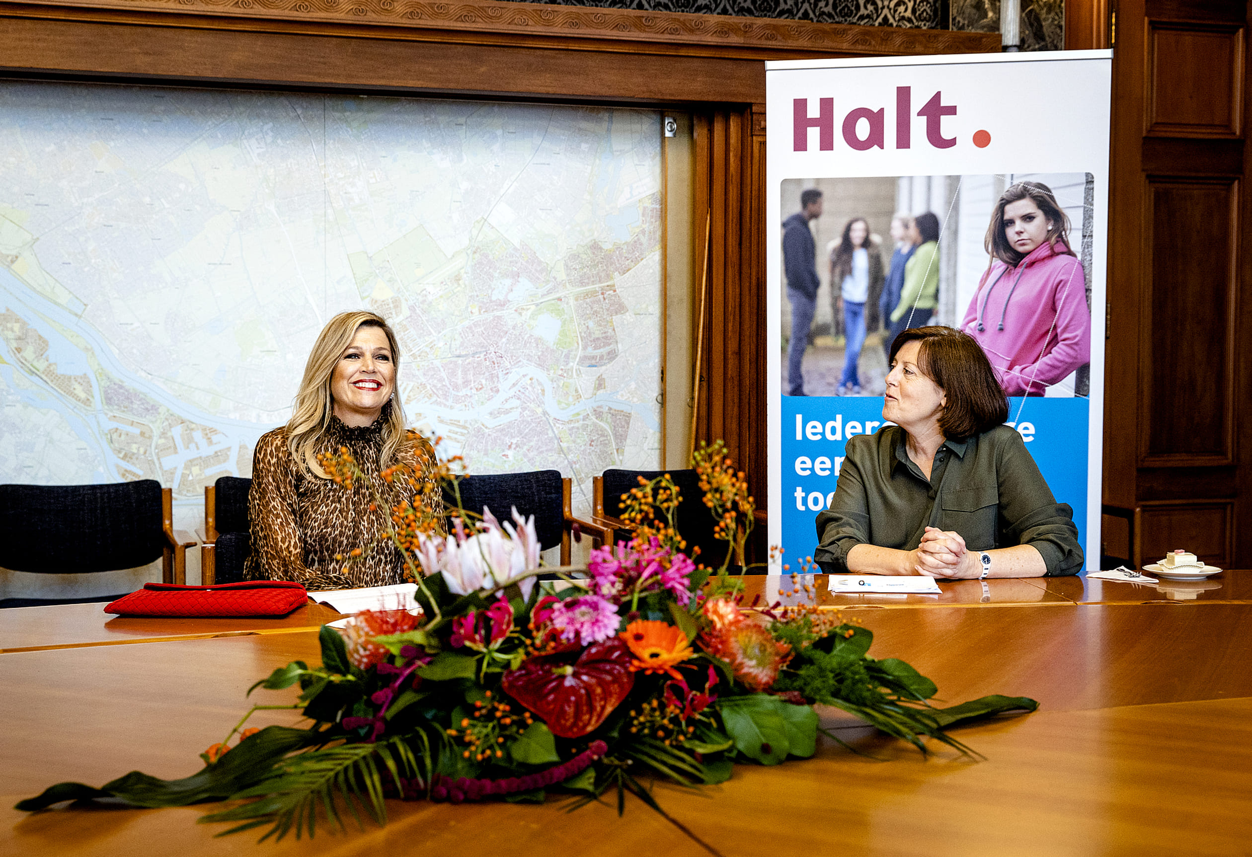 De koningin tijdens haar bezoek aan stichting Halt.