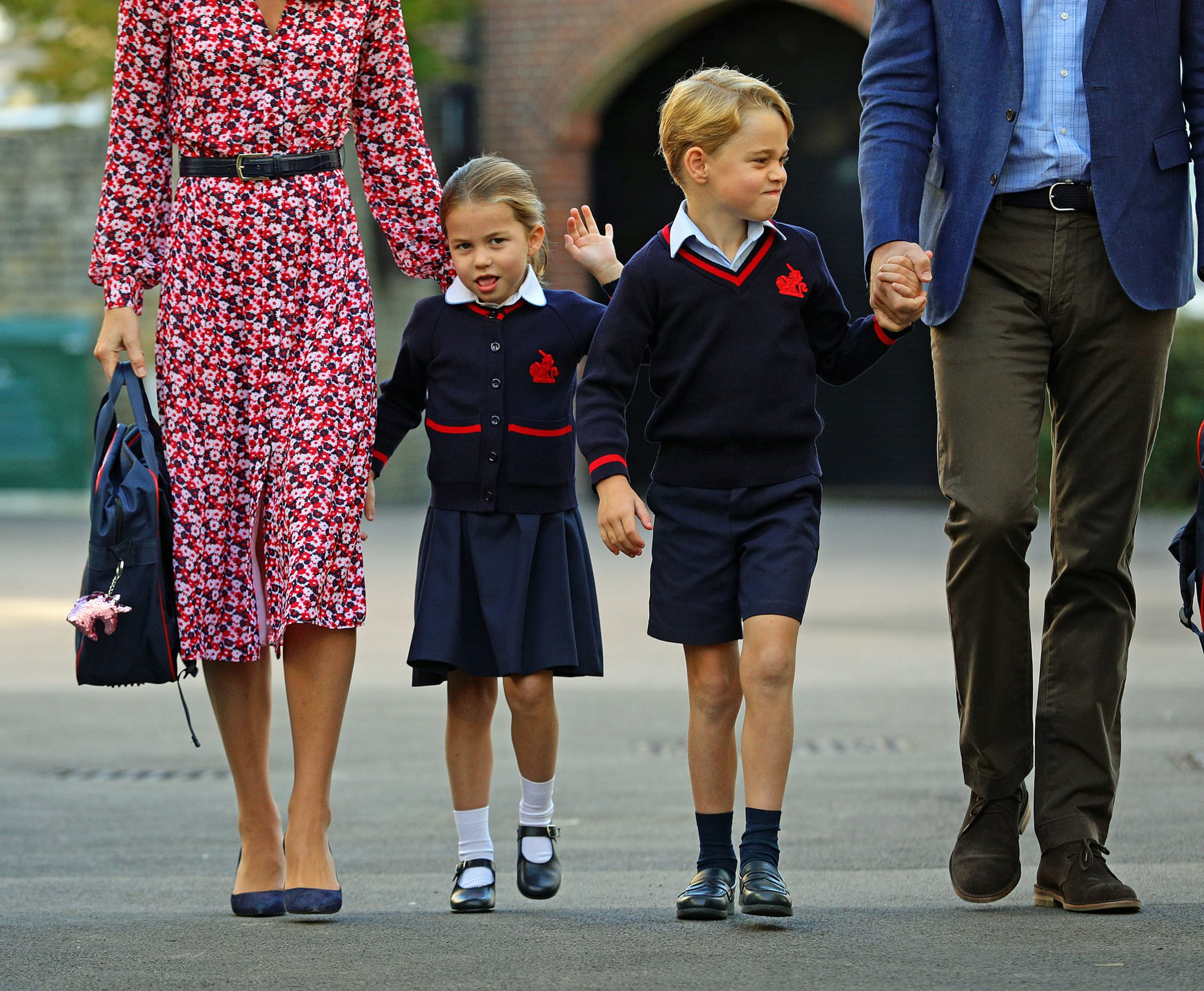 Charlotte-zwaait-eerste-schooldag_.jpg
