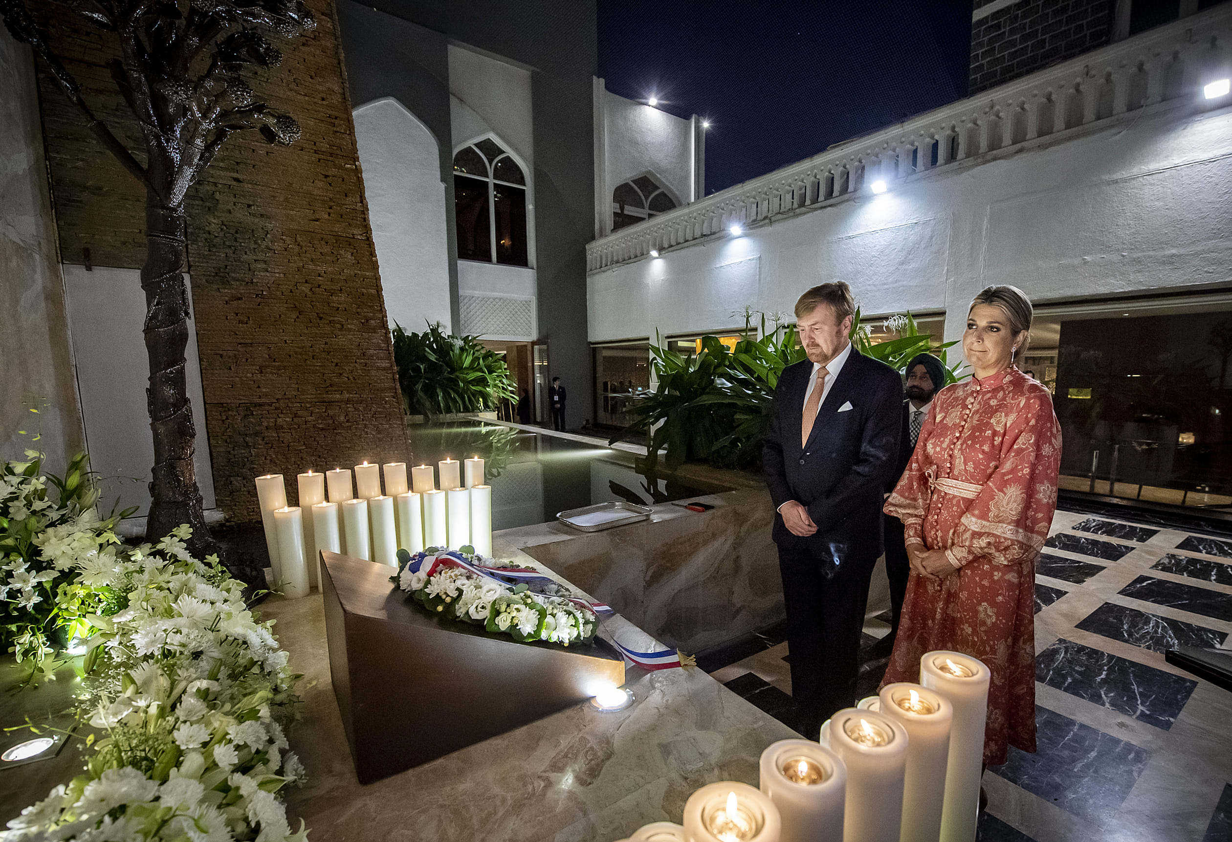 Koning Willem-Alexander en koningin Maxima legden woensdag ook een krans ter herdenking van de