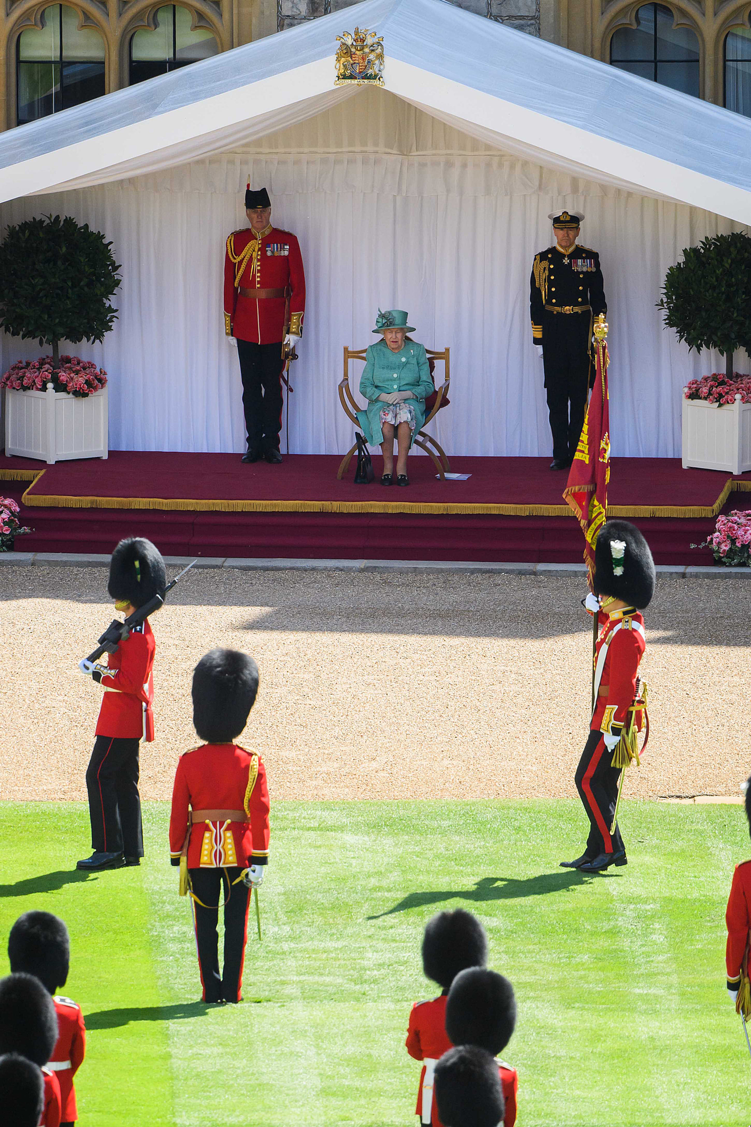 Koningin_bekijkt_militaire_parade.jpg