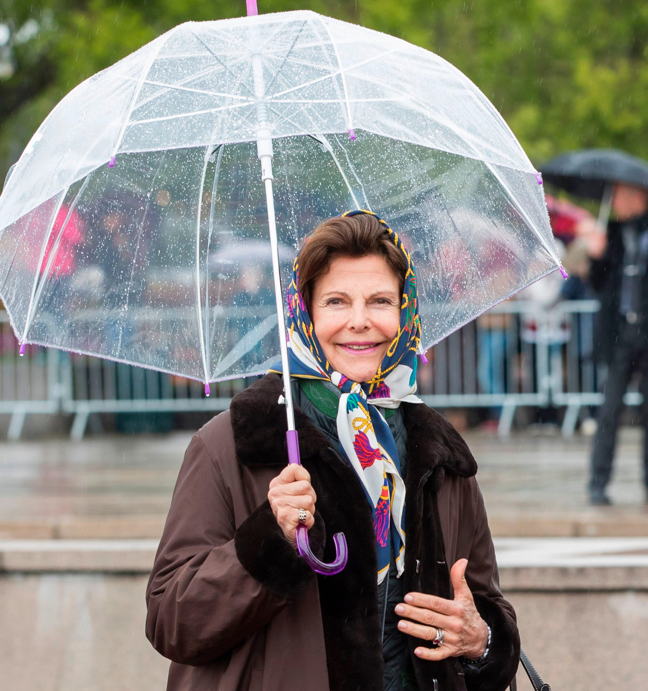 Koningin Silvia met paraplu en hoofddoekje in regenachtig Oslo, 10 mei 2017.