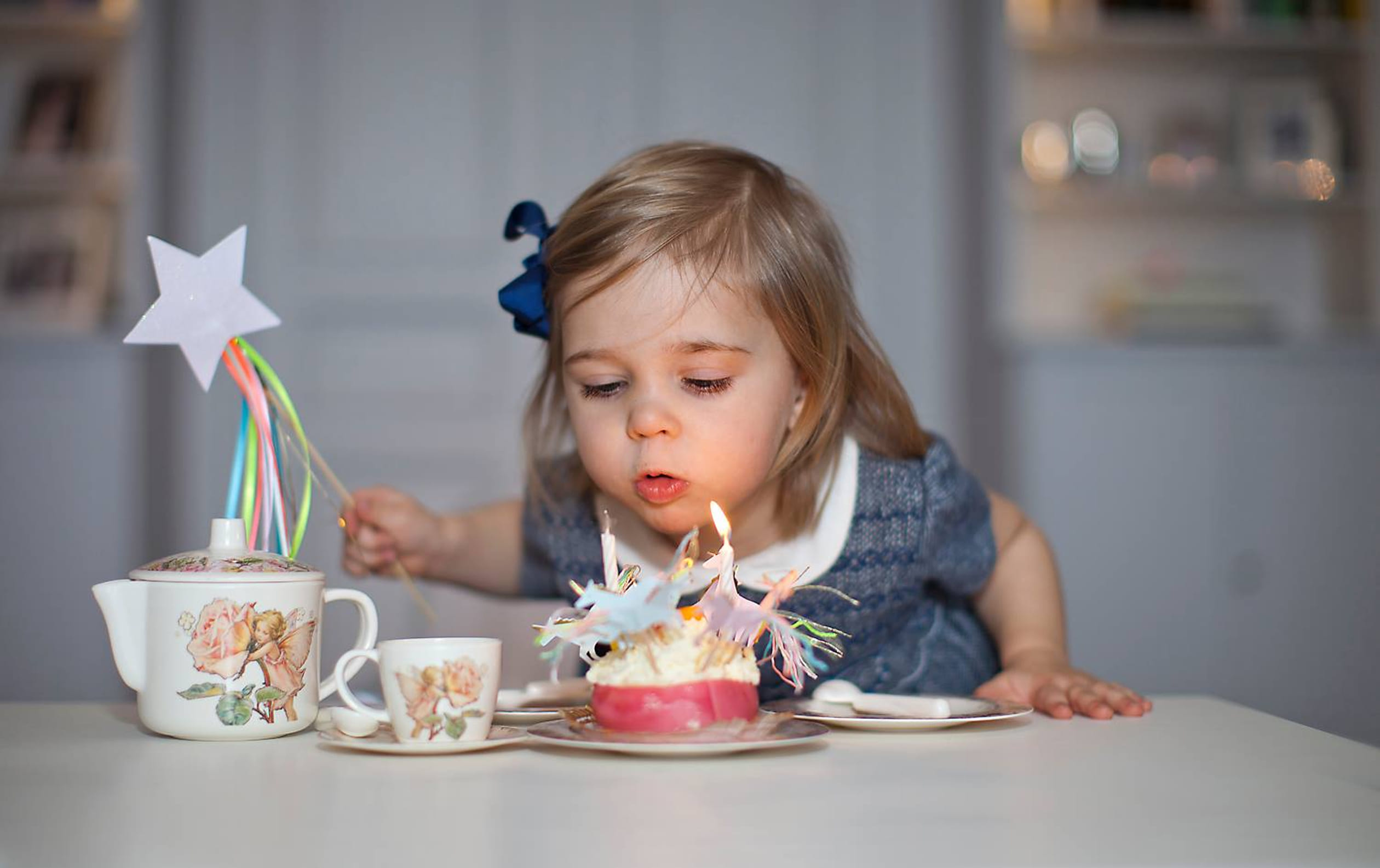 Prinses Leonore blaast twee verjaardagskaarsjes uit, 2016.