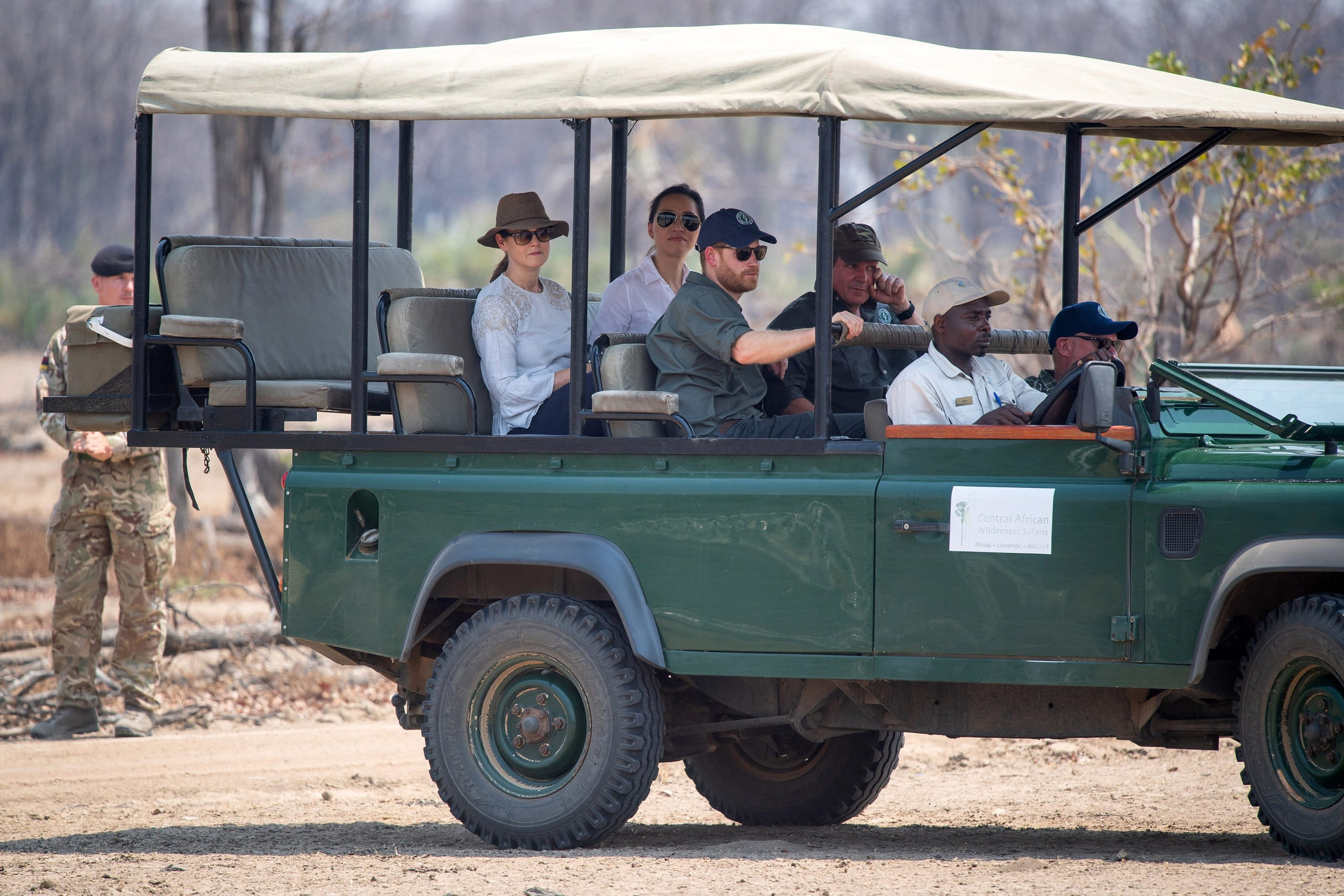 Prins_Harry_in_jeep_.jpg