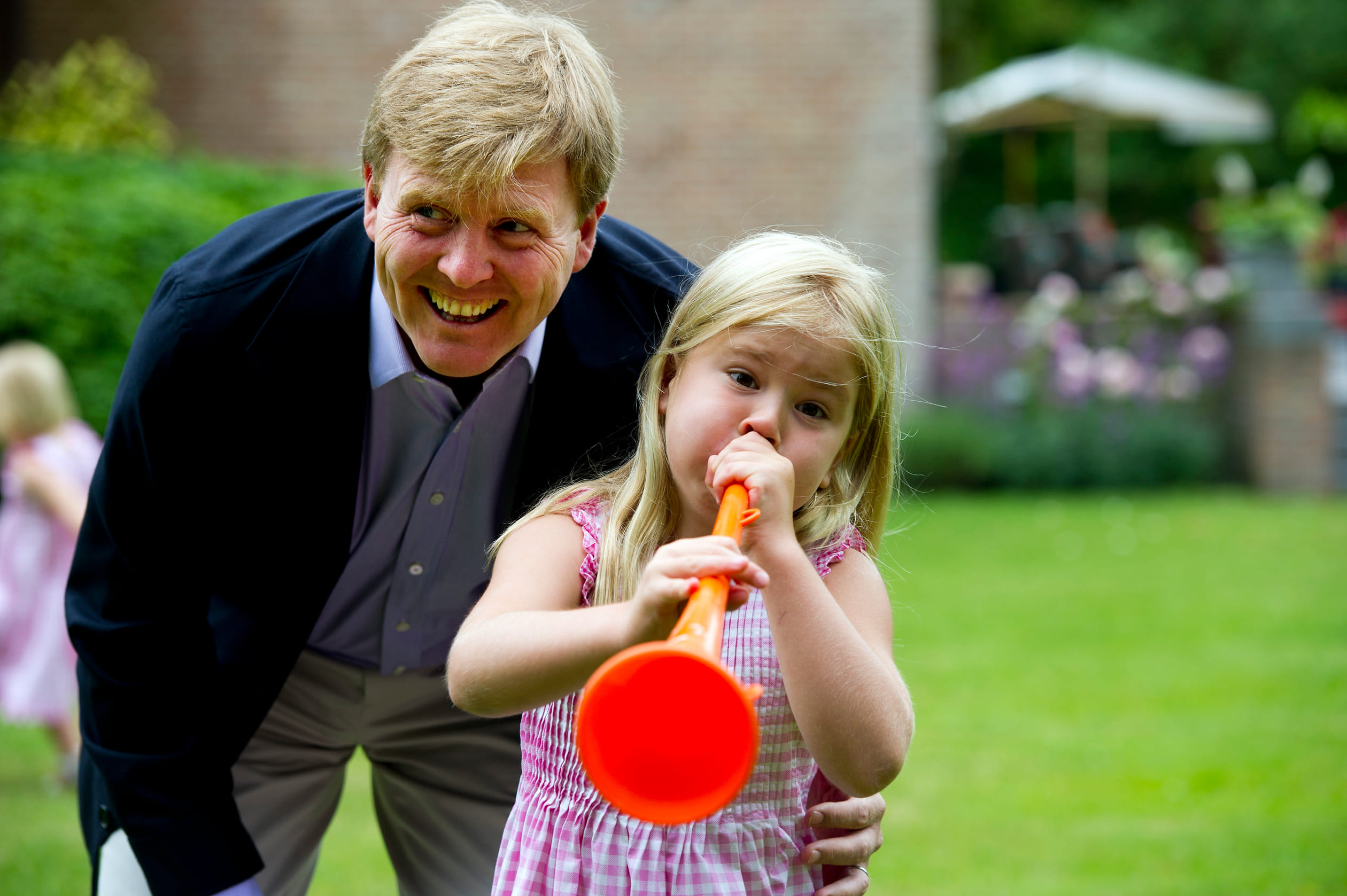 Prinses Amalia met haar vader tijdens een fotosessie in de tuin van Landgoed de Horsten in