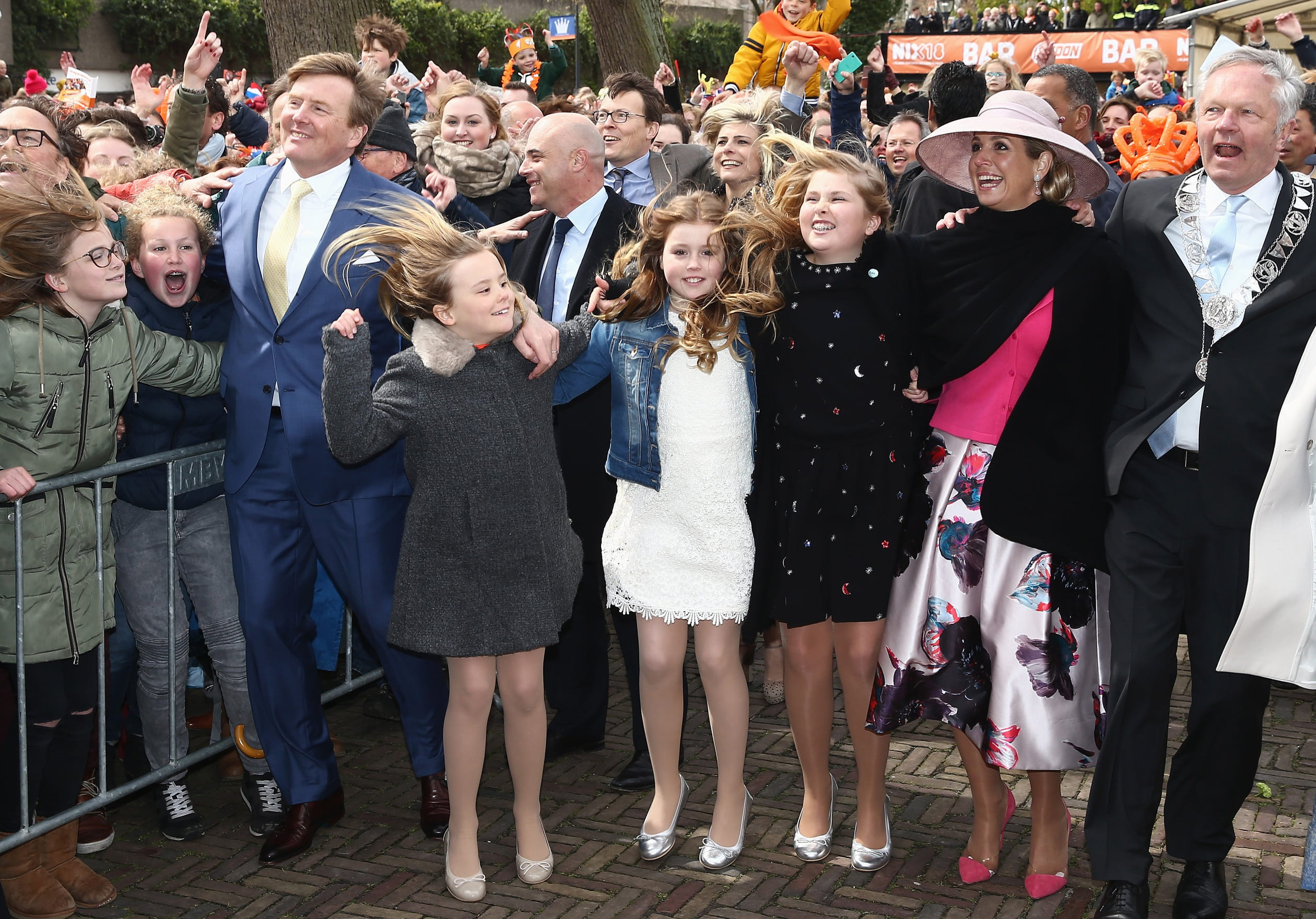 Tijdens Koningsdag (2016) in Zwolle dragen de prinsessen opnieuw verschillende outfits.