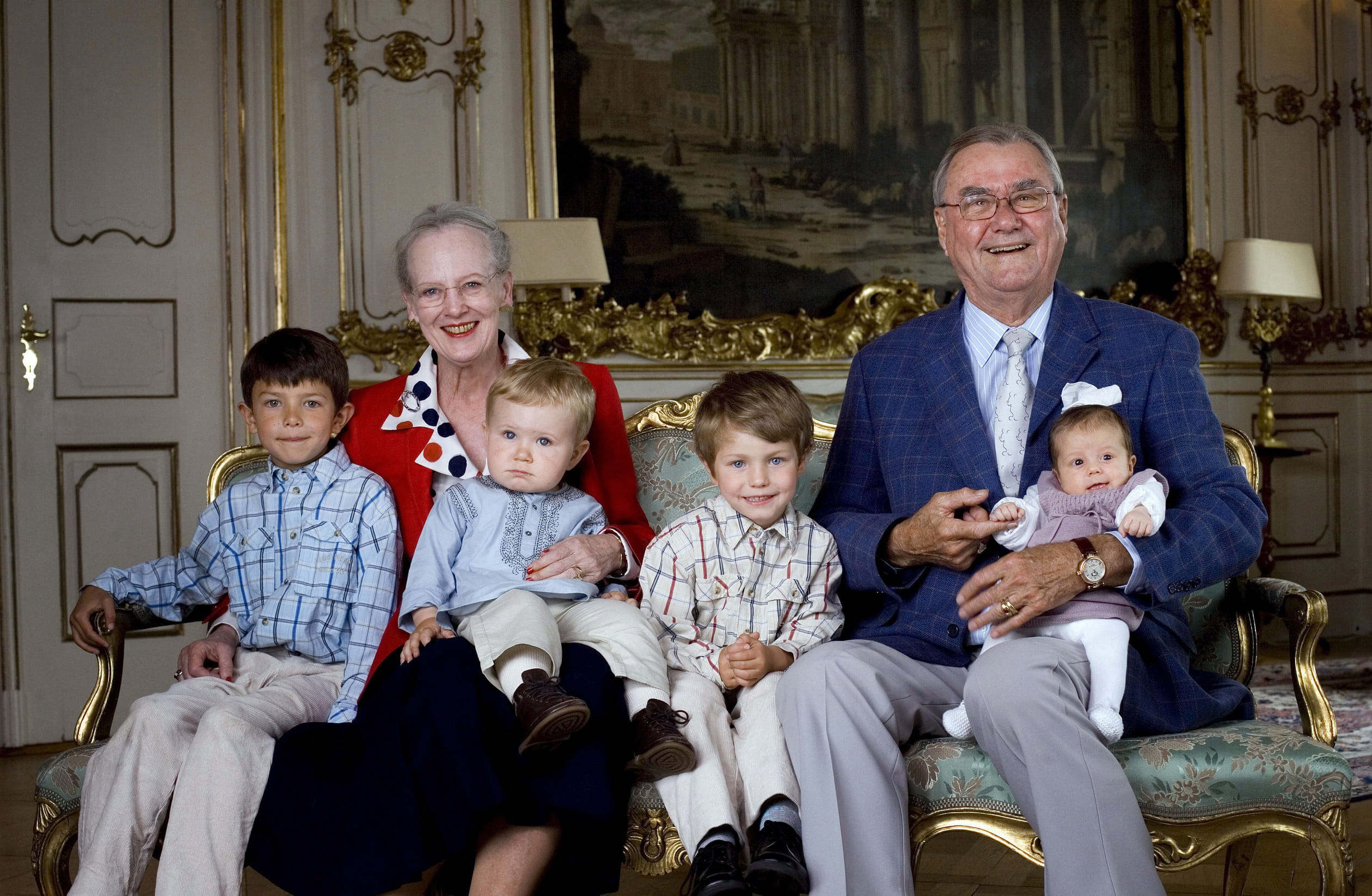Henrik_en_Margrethe_met_4_kleinkinderen.jpg