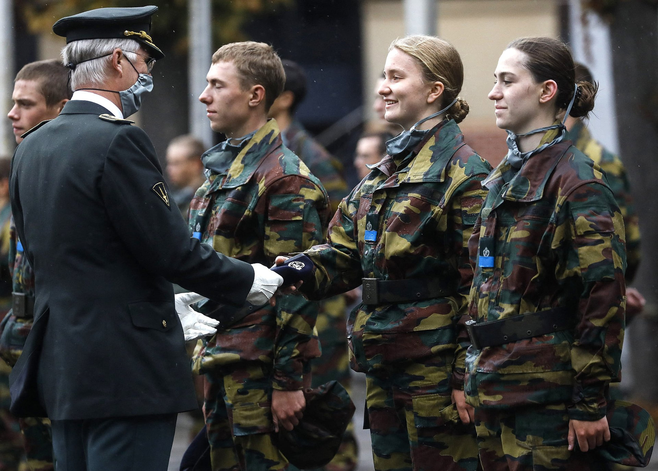 Prinses krijgt de blauwe baret uitgereikt nadat ze een militair kamp succesvol heeft afgerond. Dit