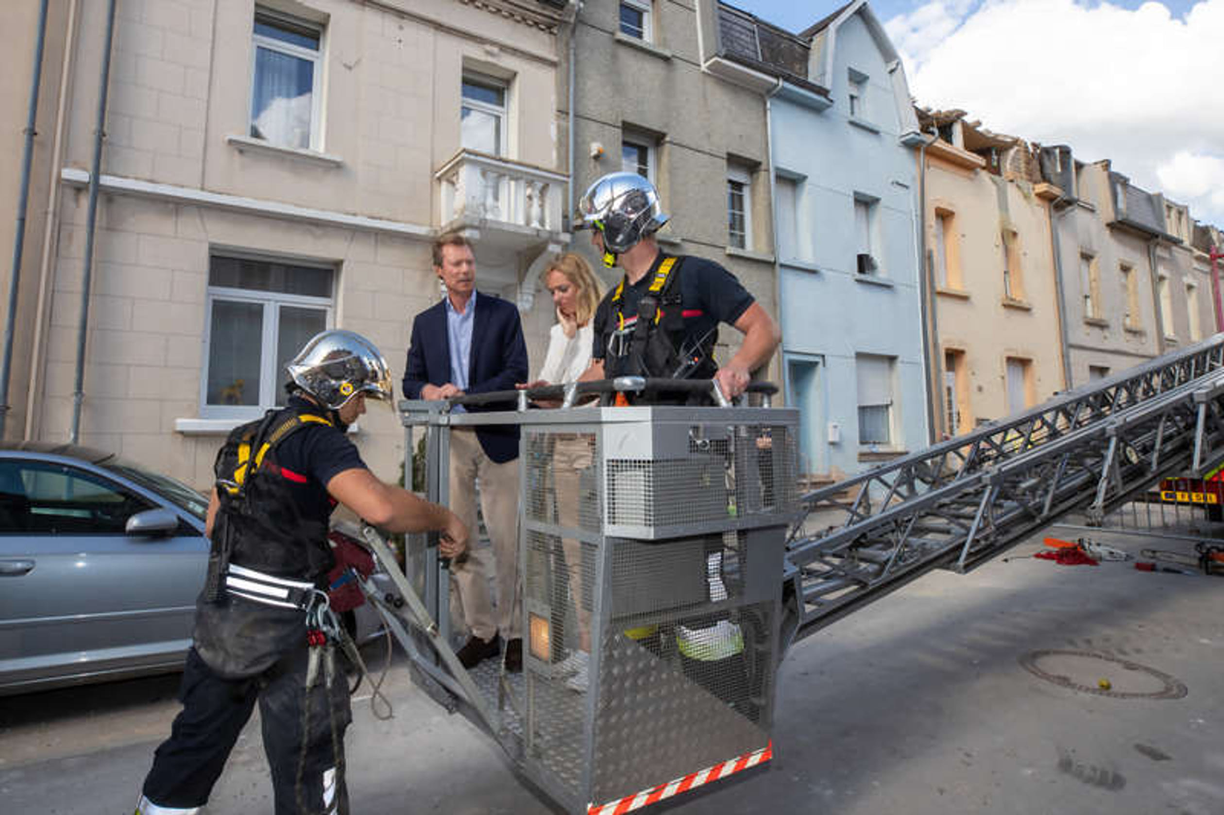 Groothertog_Henri_in_hoogwerker_na_schade_tornado.jpg