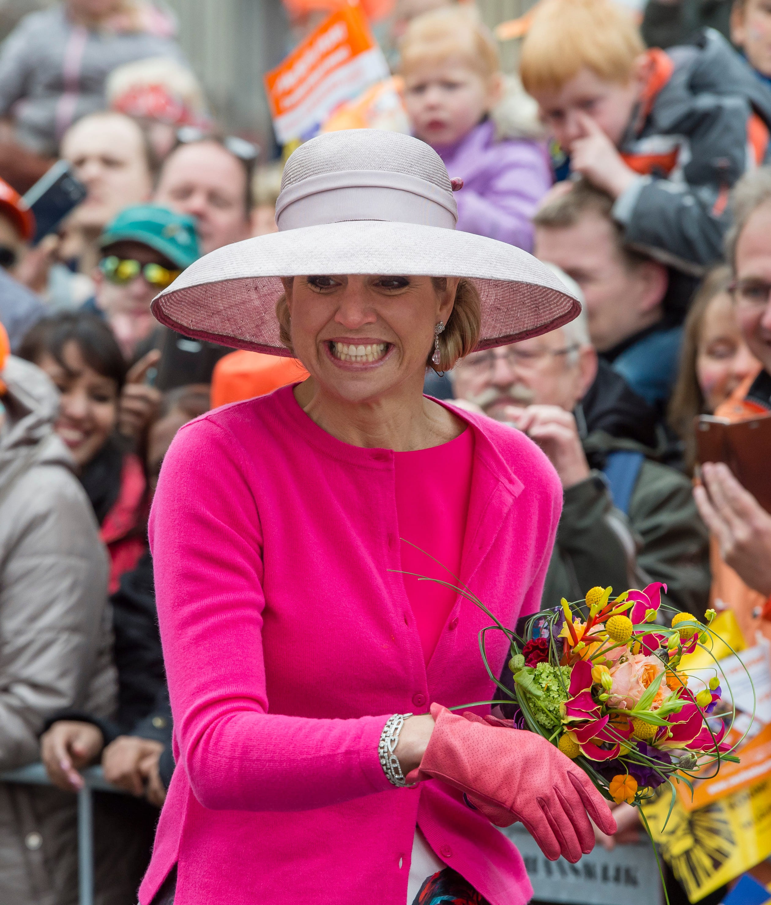 Tijdens Koningsdag in Zwolle was het kil en koud weer. Niet verwonderlijk dat koningin Máxima een