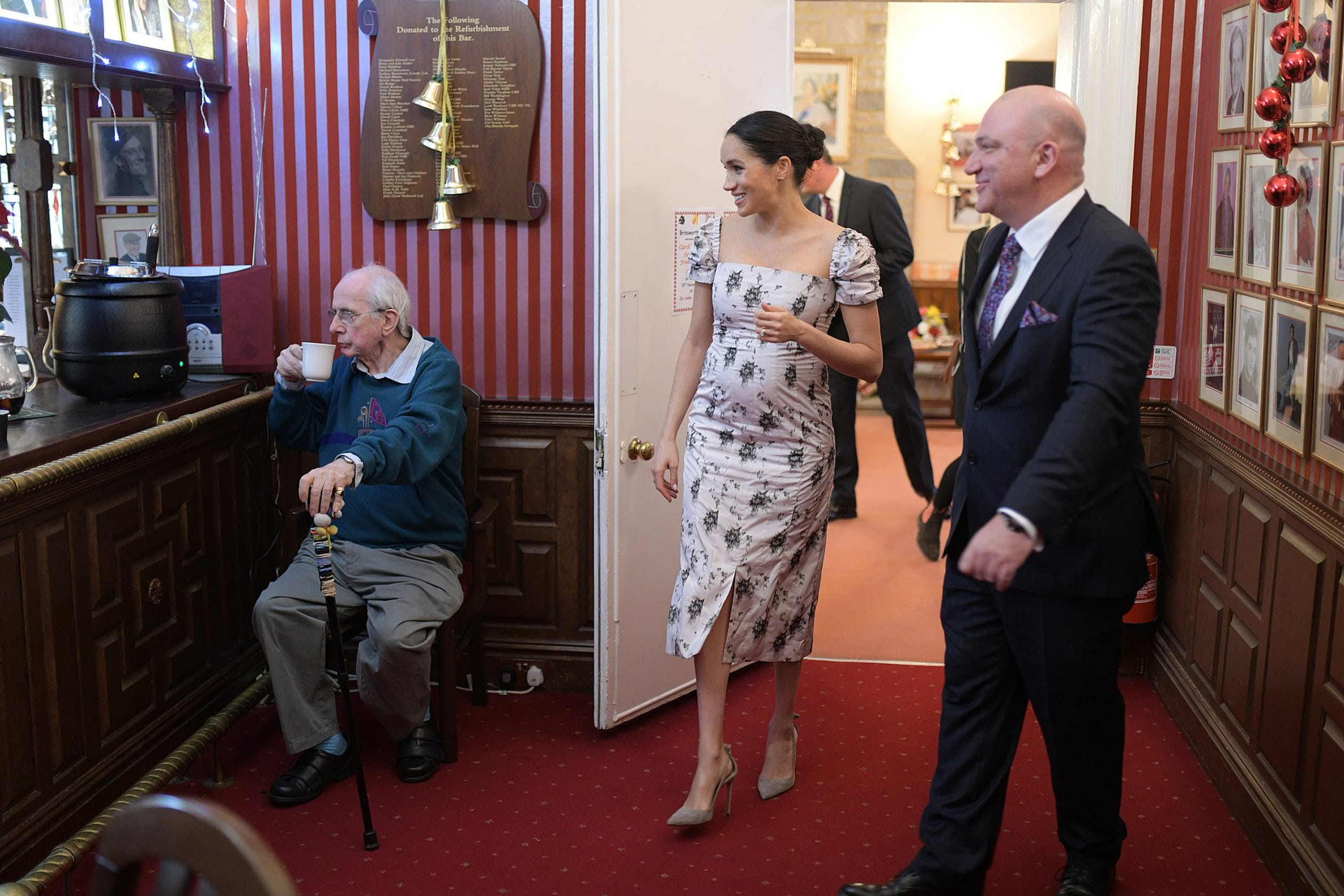 Meghan bezoekt in Twickenhead een verzorgingshuis.
