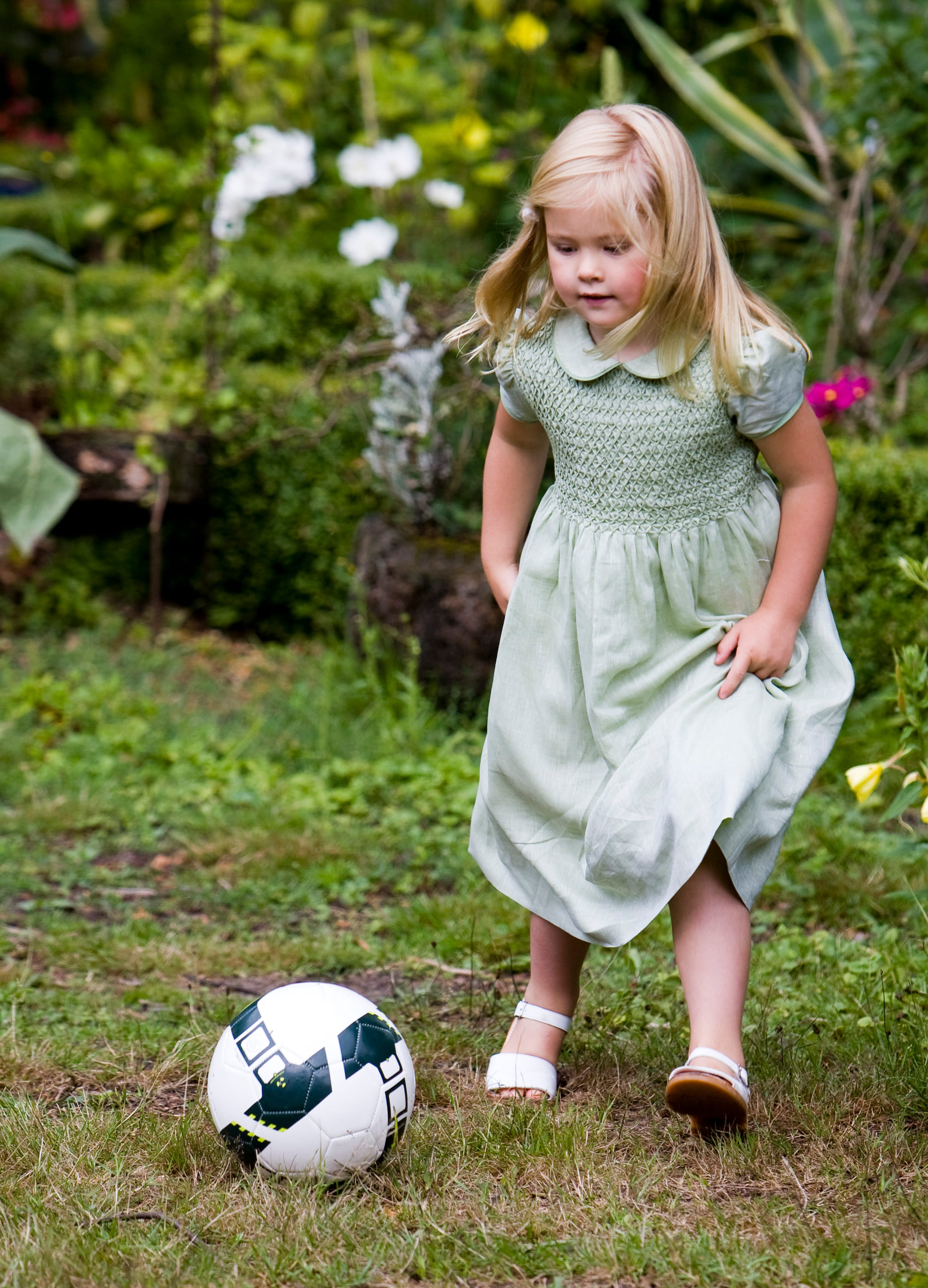 2008: Prinses Amalia trapt een balletje tijdens de jaarlijkse fotosessie.