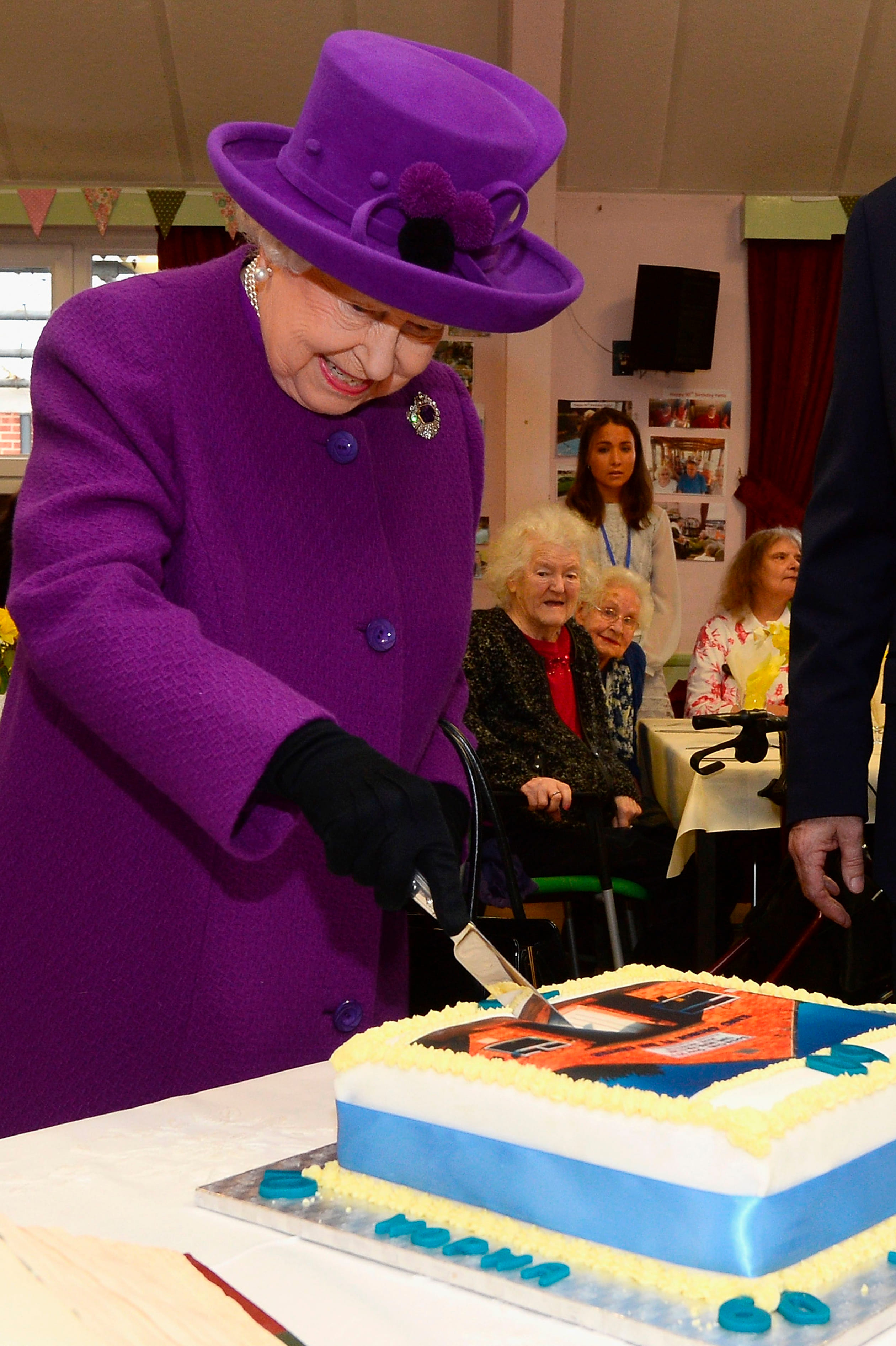 Elizabeth_snijdt_taart_aan.jpg