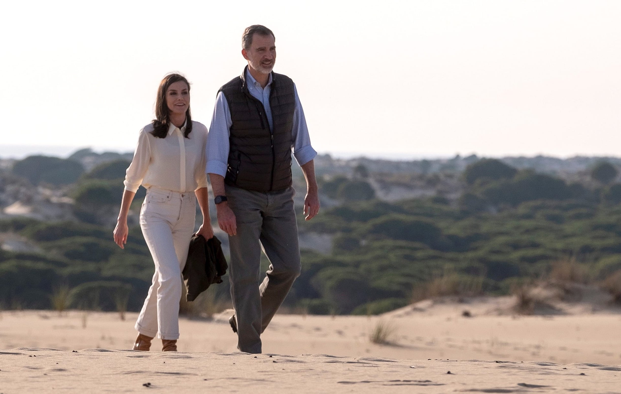 Koning_Felipe_en_koningin_Letizia_bezoek_natuurpark.jpg