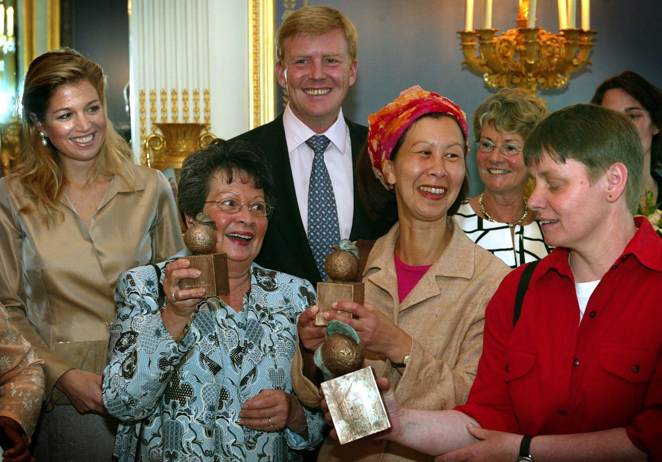 Vrolijkheid bij de onvangsters van de eerste Appeltjes van Oranje, 15 mei 2003.