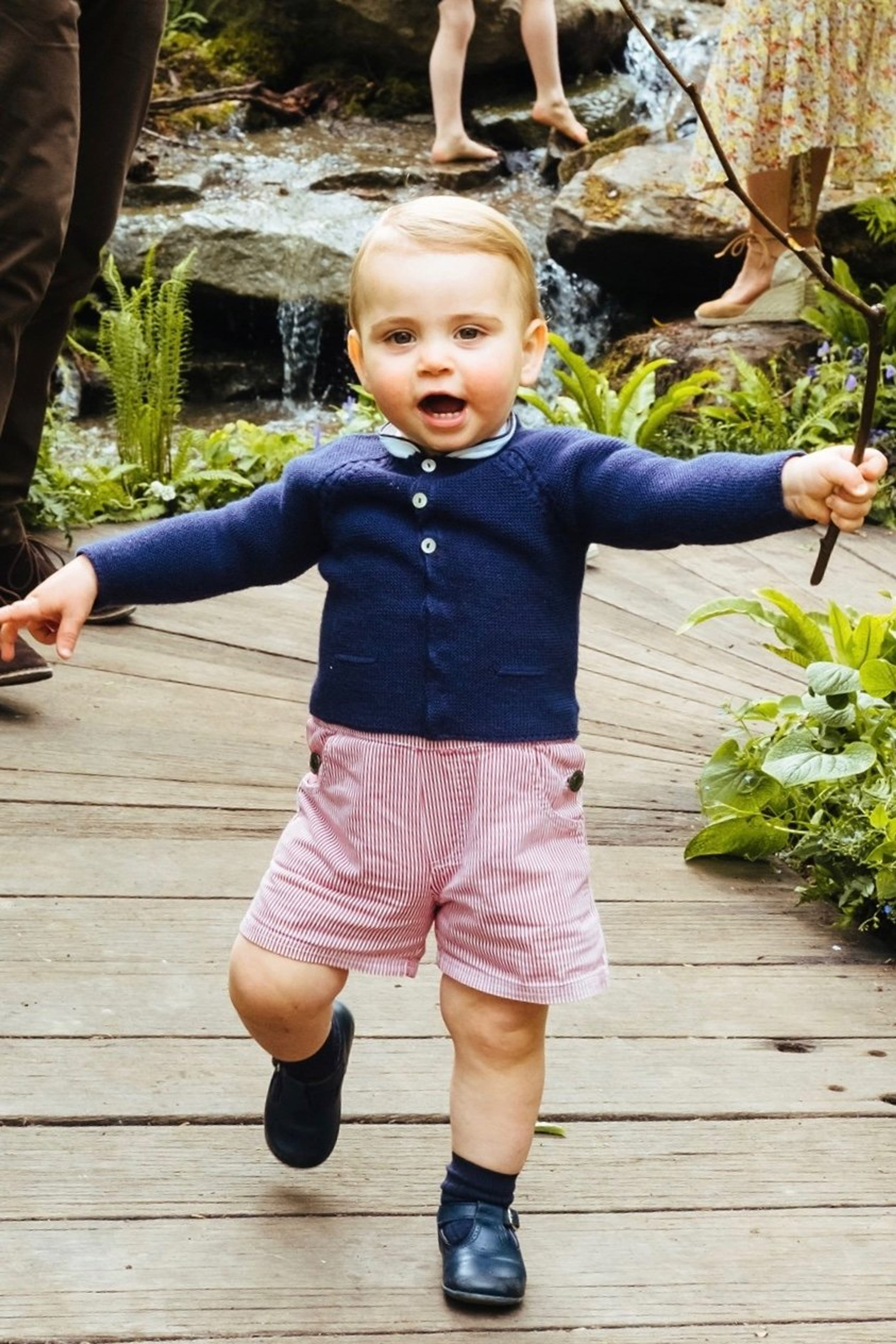 Dezelfde broek werd vorig jaar opnieuw gedragen, maar nu door zijn broertje Louis bij de Chelsea
