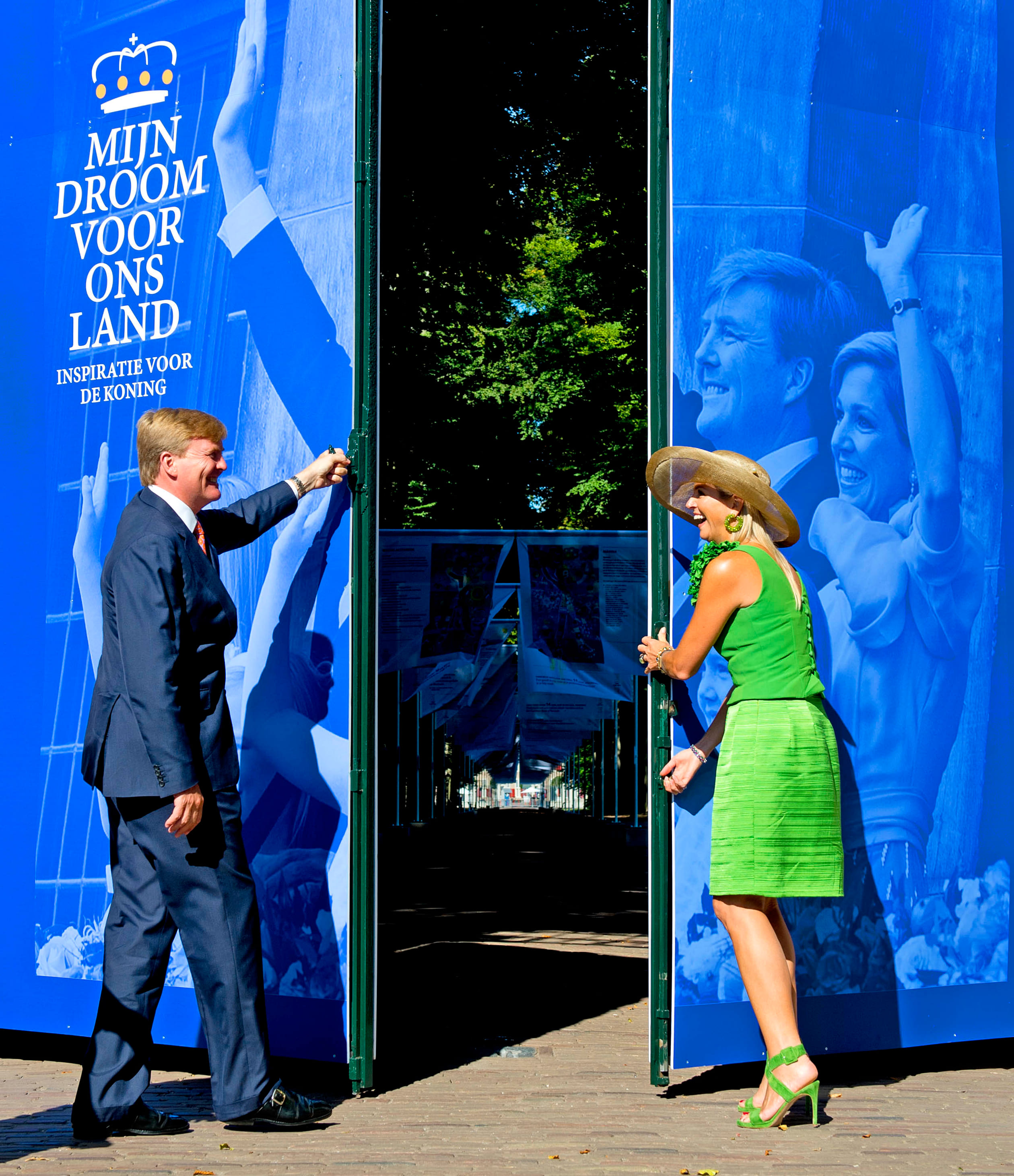Koning Willem-Alexander en koningin Máxima bij de uitreiking van het eerste exemplaar van het