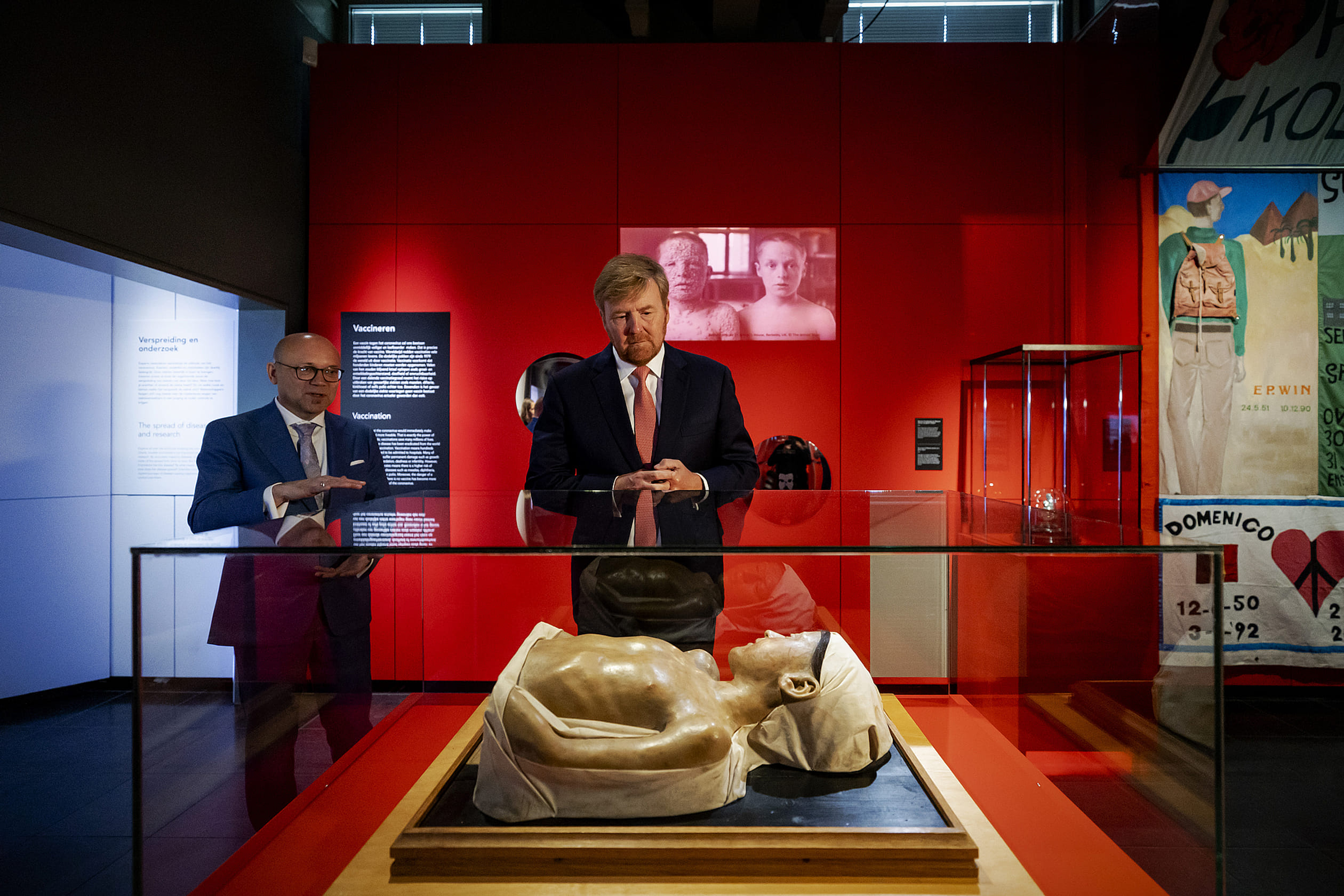 Koning opent lang verwachte tentoonstelling 'Besmet!'
