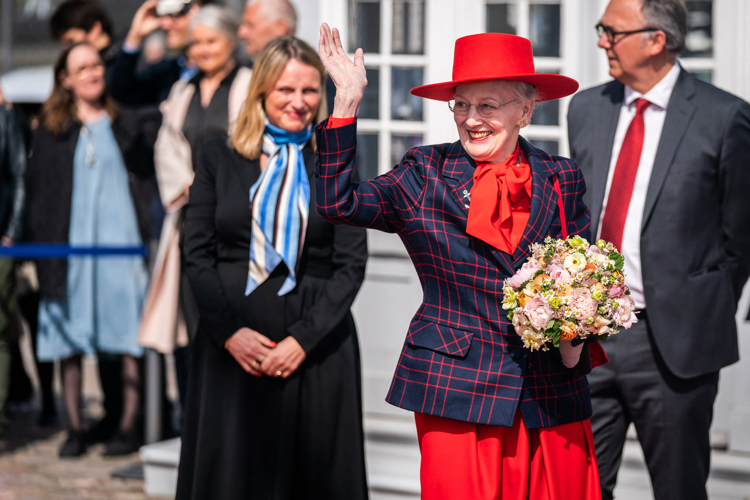 Margrethe zwaait
