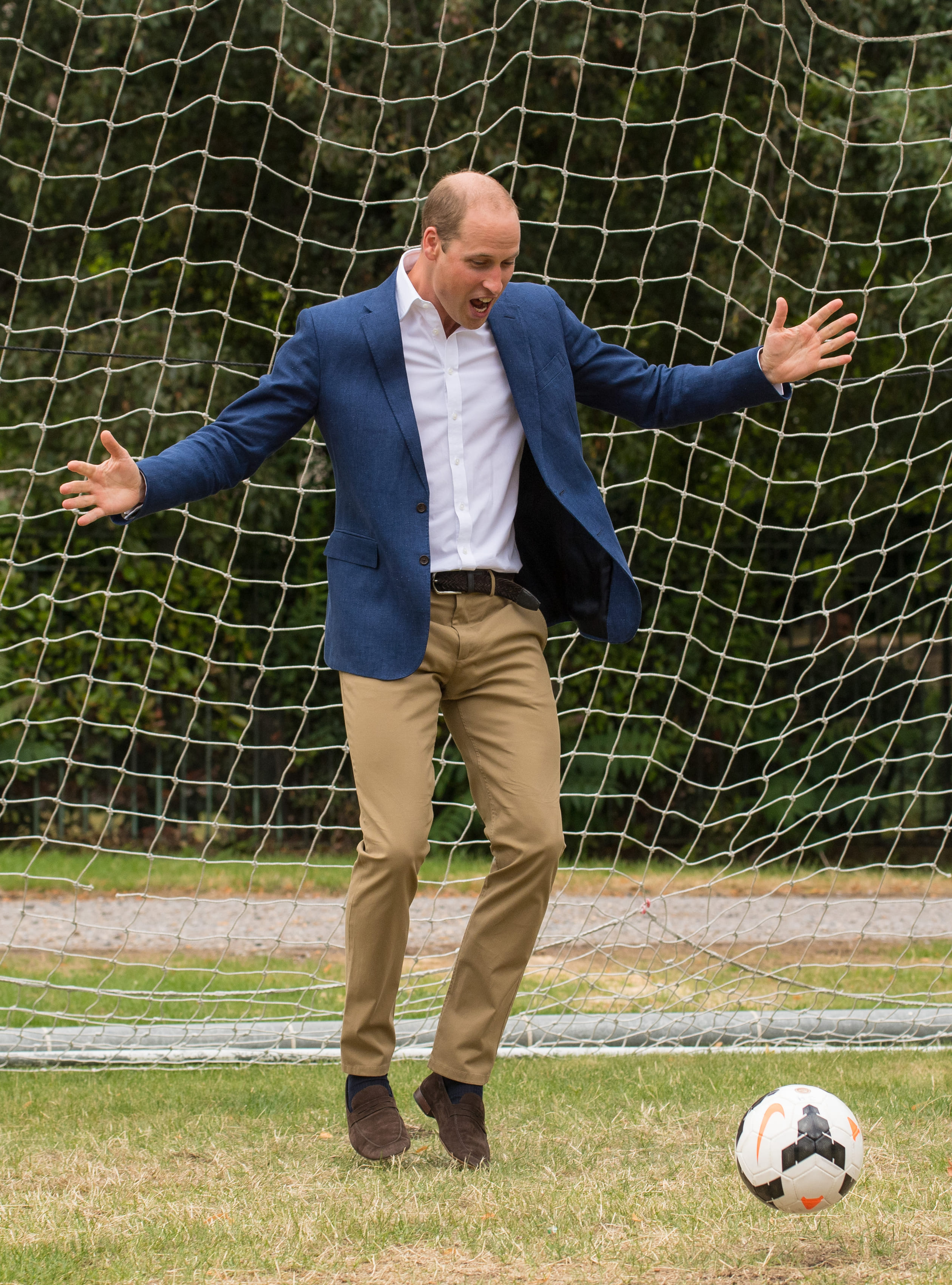 2017: Prins William staat in het doel als een lid van het voetbalprogramma van Wildcats Girls een
