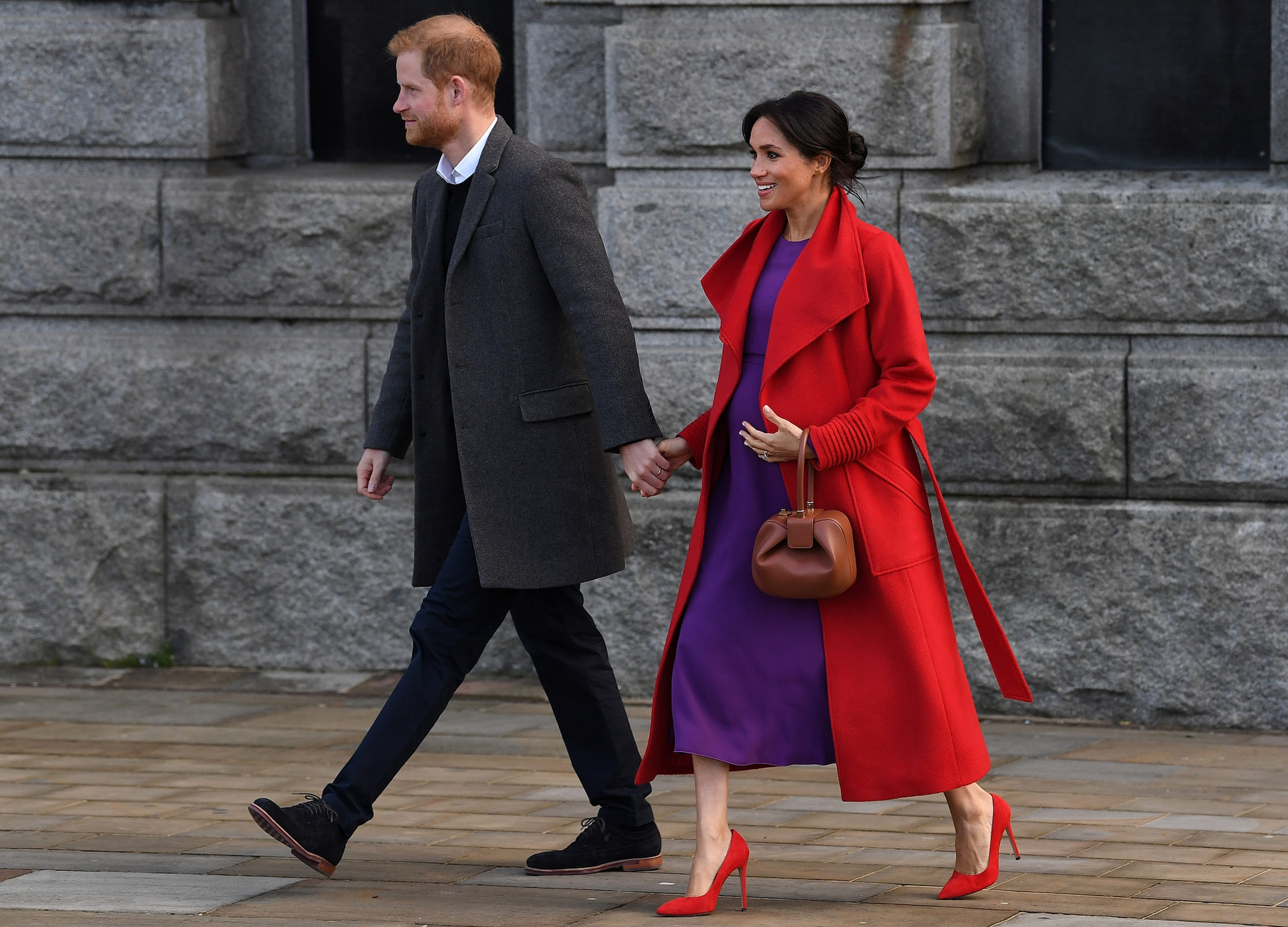 Meghan weet op te vallen aan de zijde van Harry bij een bezoek aan Noordwest Engeland door een