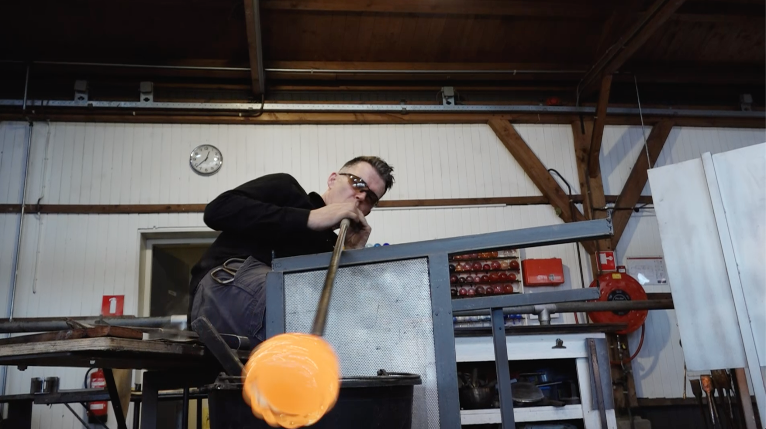 Het vaasje wordt een beetje bijgeblazen om de juiste dikte te bereiken.