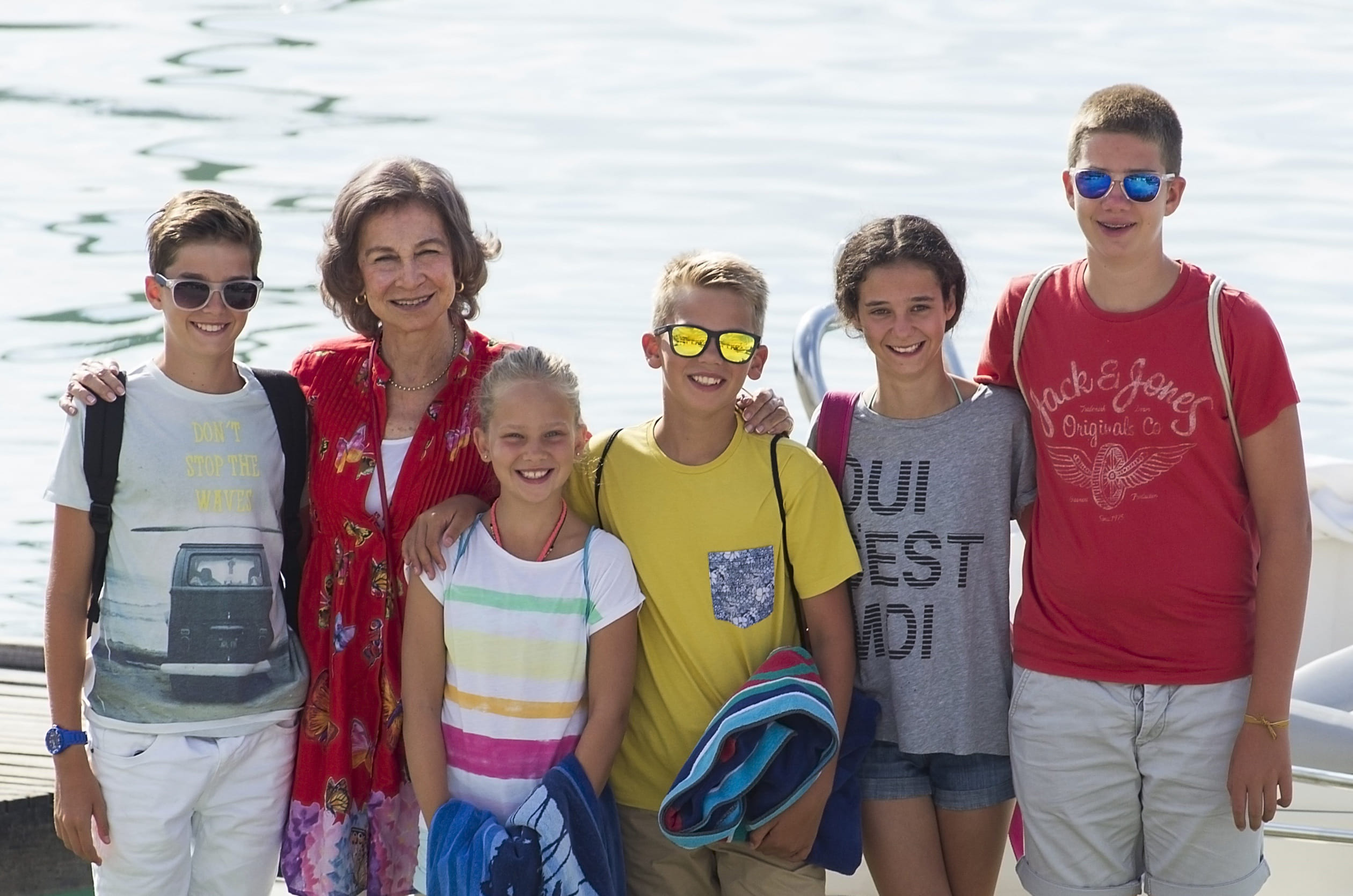 Koningin Sofia met haar kleinkinderen Pablo Nicolas, Irene, Miguel, Victoria Federica (dochter