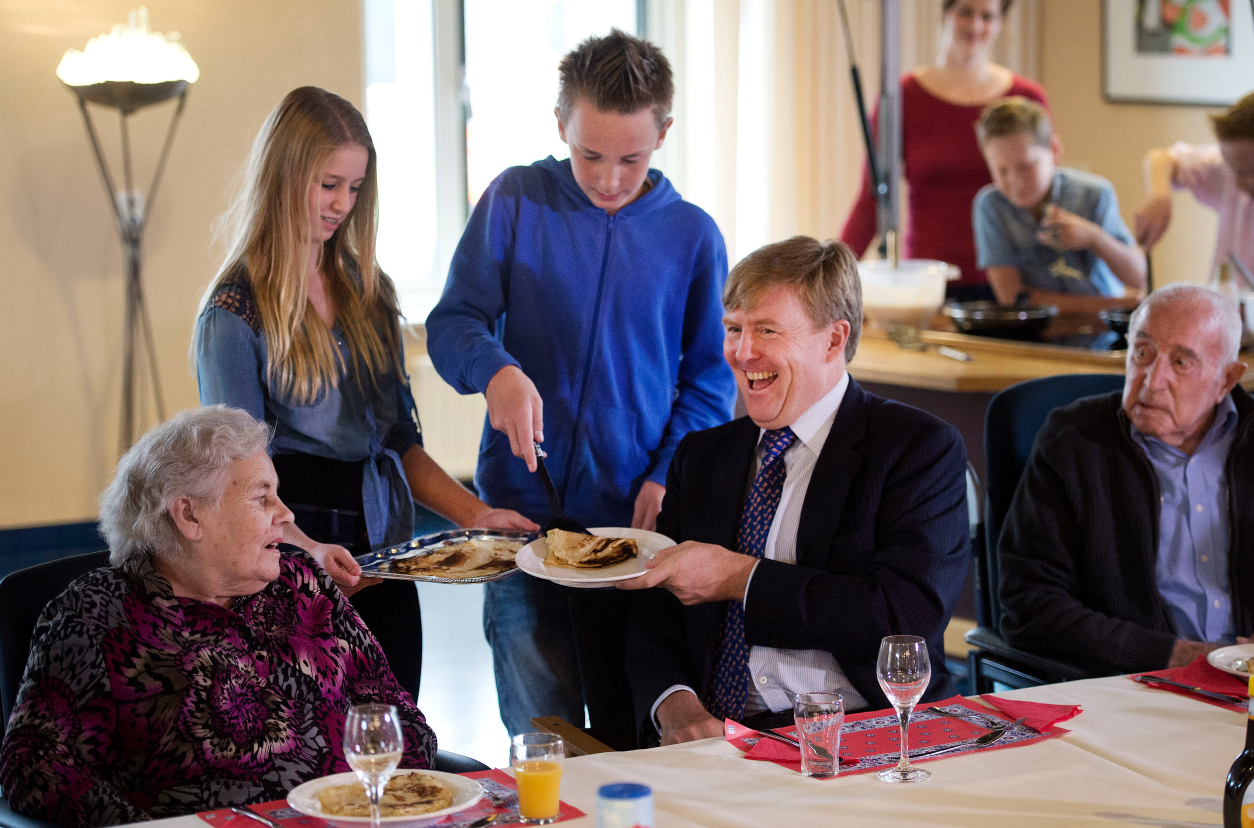 Bij zijn bezoek aan het initiatief 'Gluren bij de Buren' wordt koning Willem-Alexander net als de