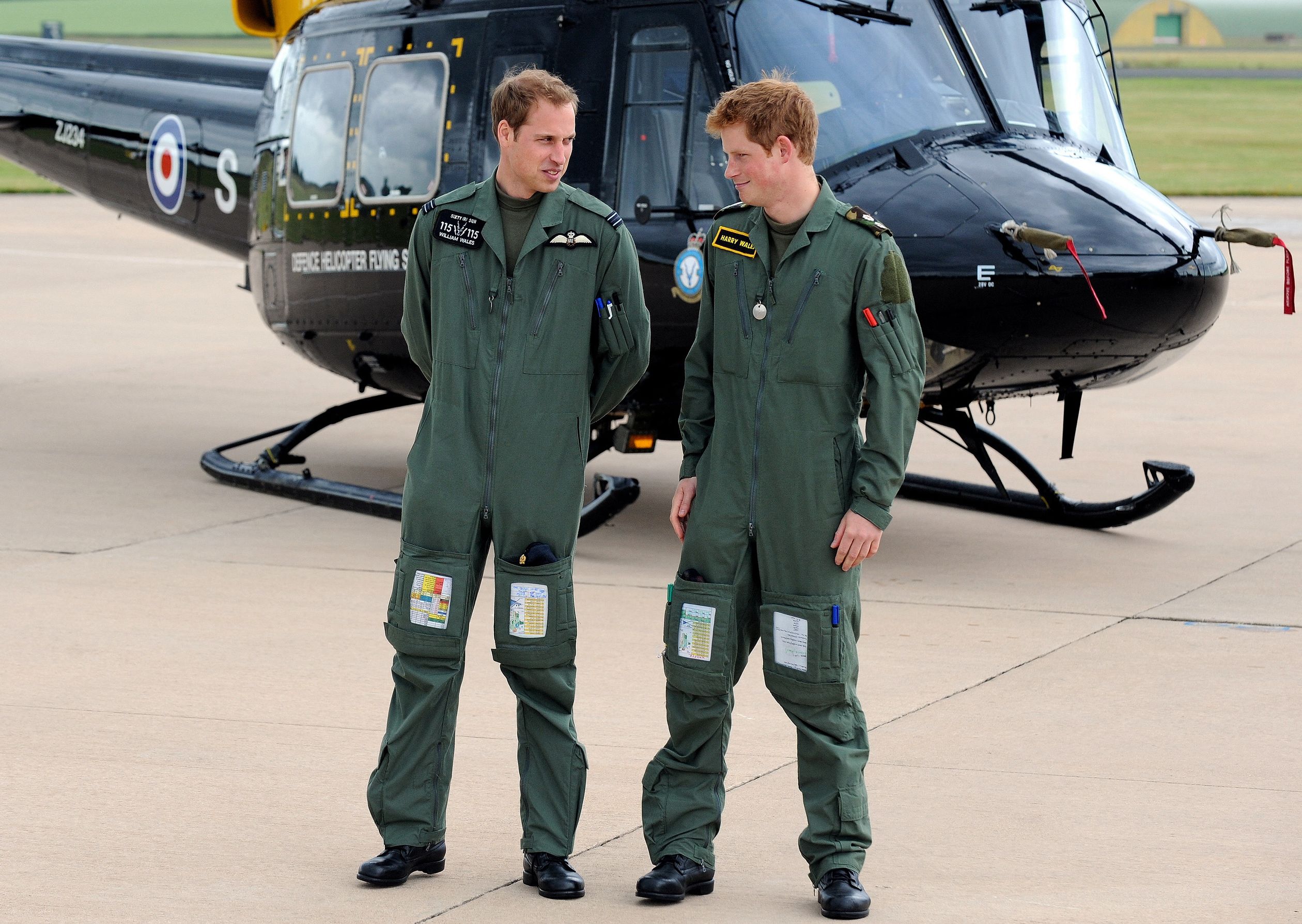 William en Harry bij helikopter