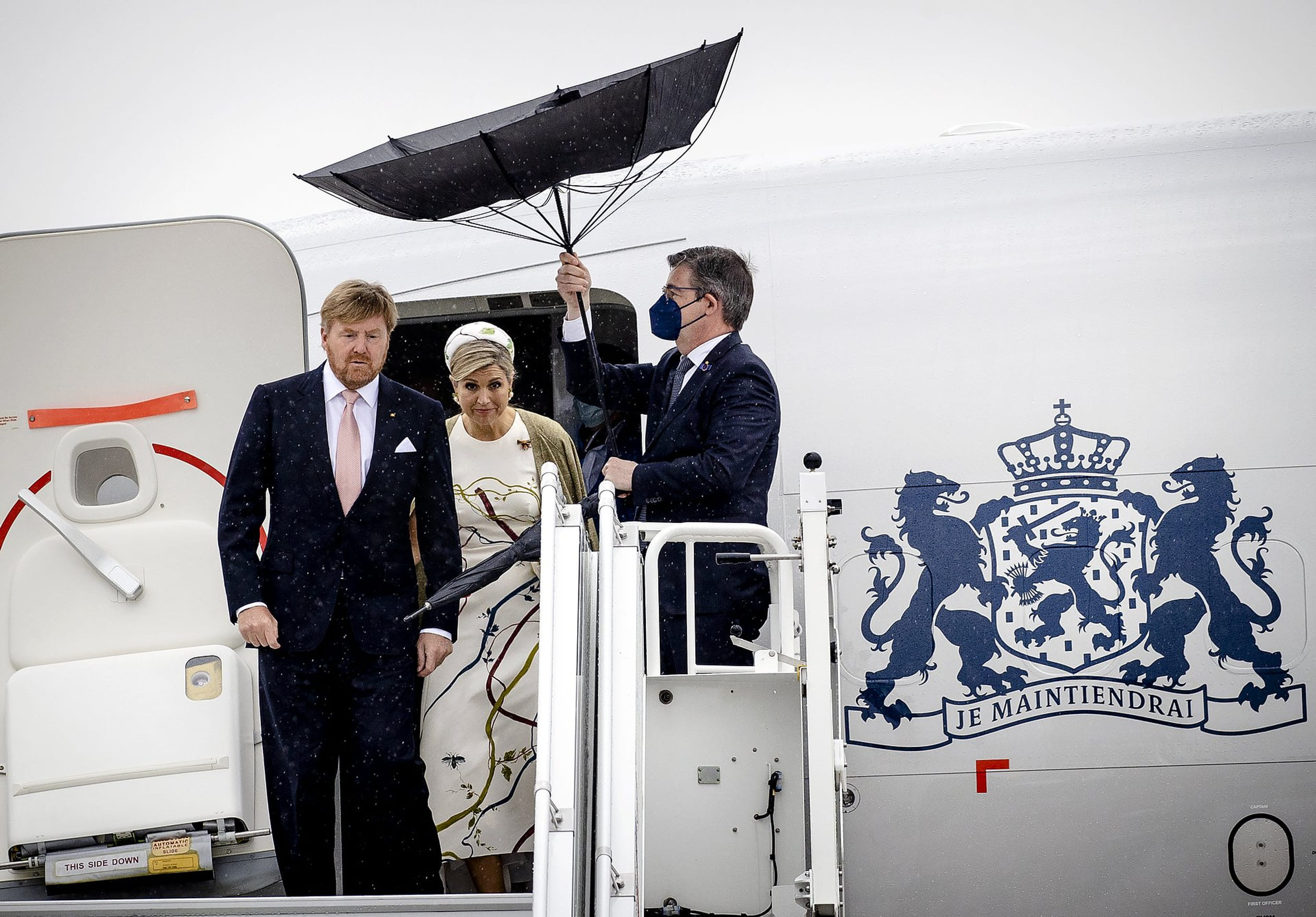Het koningspaar kwam maandagochtend aan in de regen op luchthaven Berlin-Brandenburg.